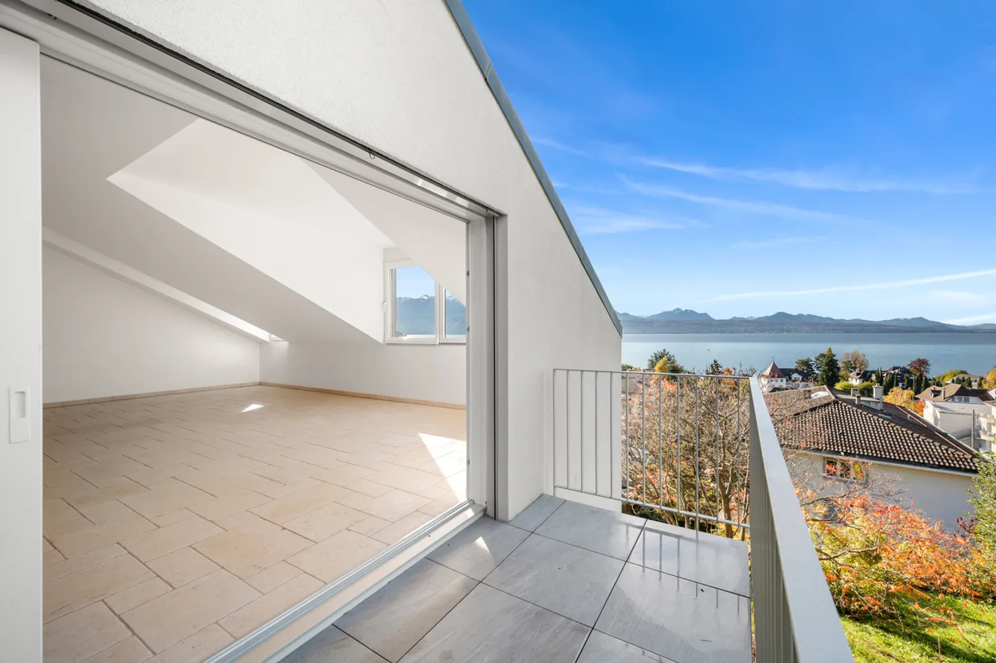 Villa mit zwei Wohnungen, Aufzug und Seeblick - Foto 4 von 14