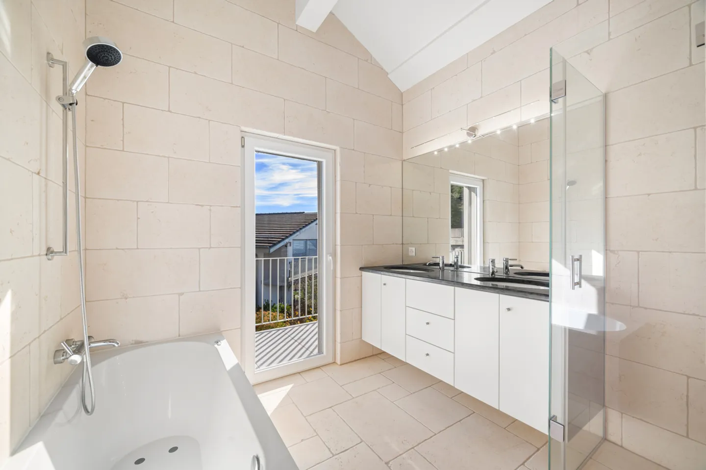 Villa mit zwei Wohnungen, Aufzug und Seeblick - Foto 6 von 14