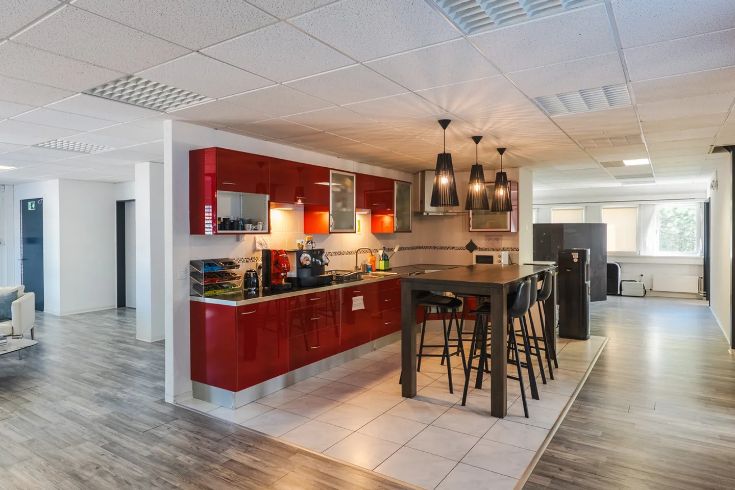 397m² Office - Ideally Located in Gland - Photo 2 of 10