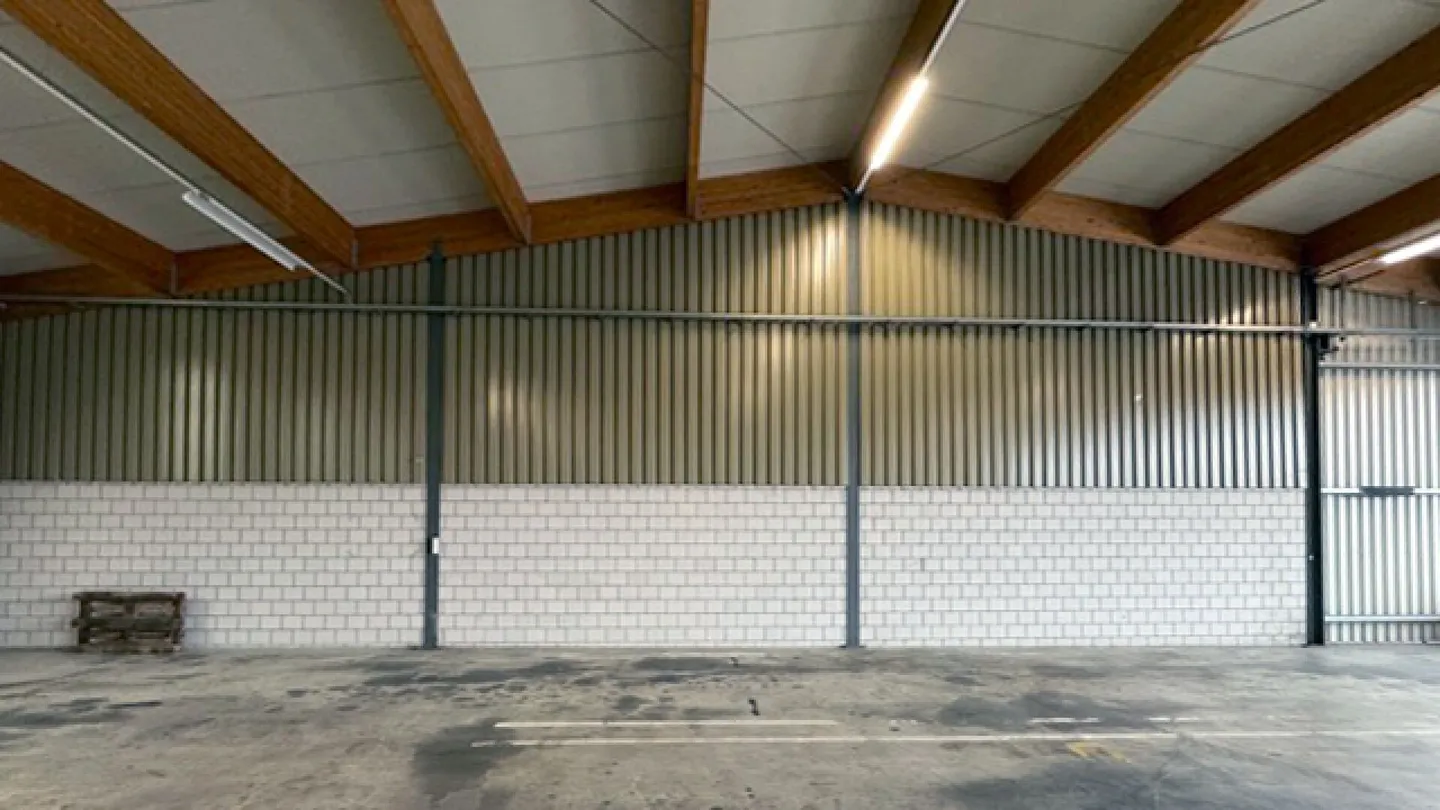 À louer : Hall de stockage et de stationnement - Photo 5 sur 8