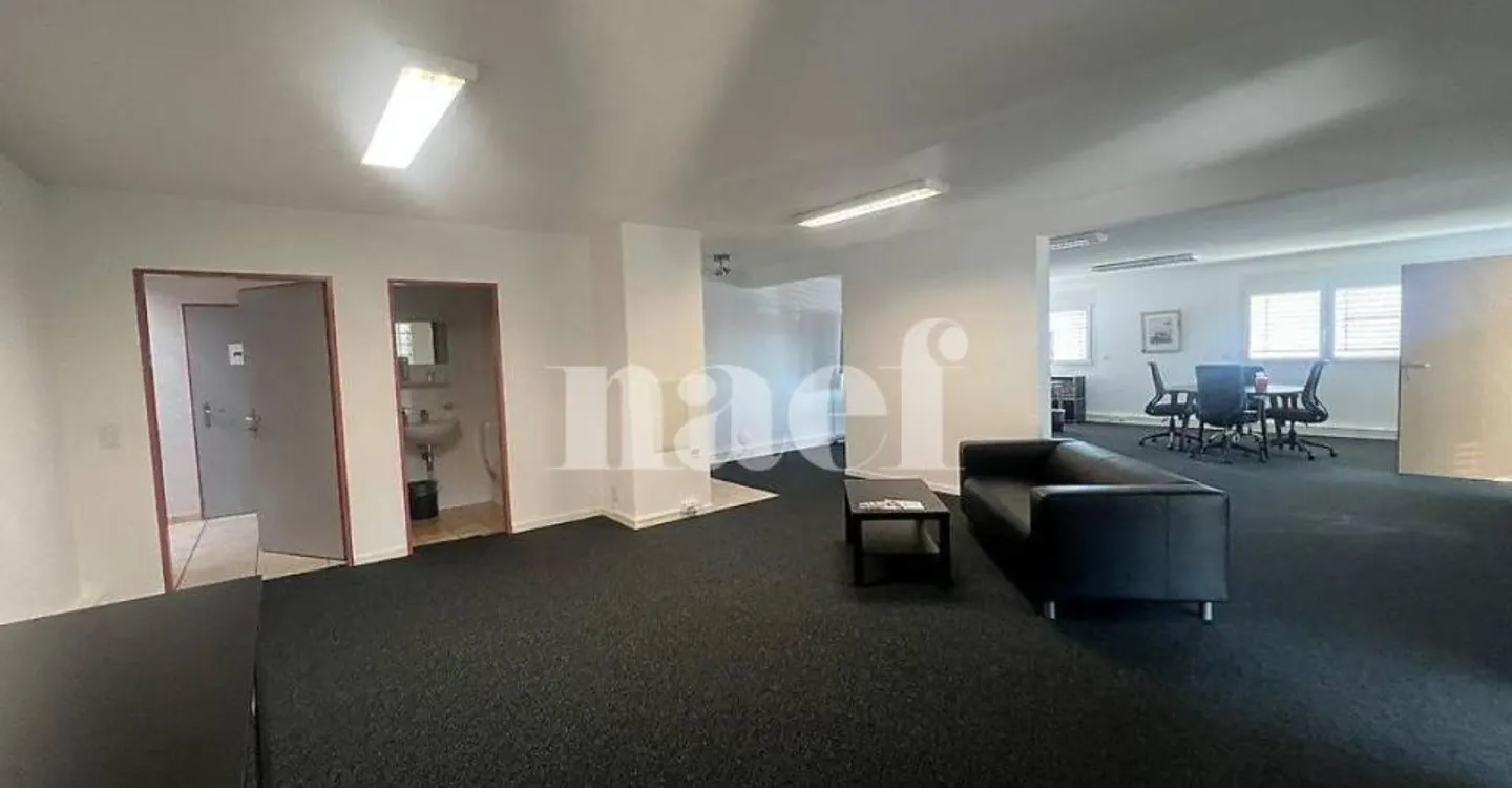 Bureau Spacieux à Louer - Photo 2 sur 6