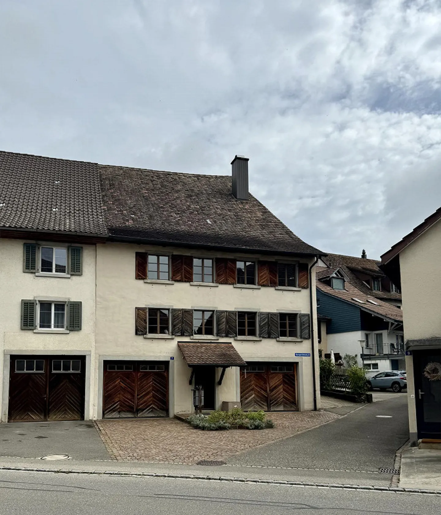 Casa con 5 stanze e giardino nel centro del villaggio di Hallau. Con molte stanze accessorie - Foto 1 di 15