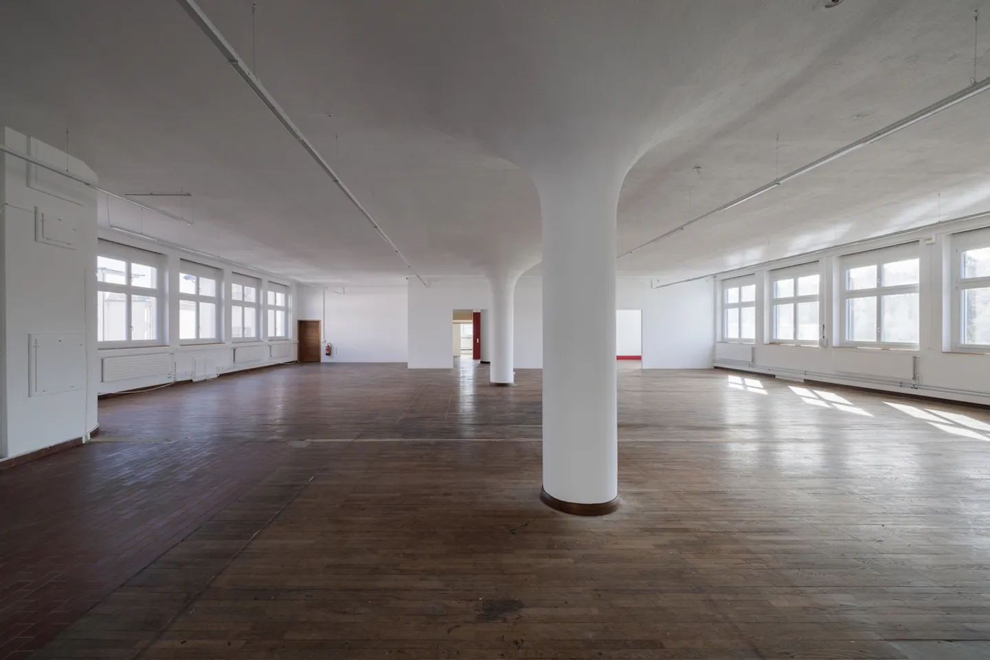 Commercial space with charm and versatile possibilities - Photo 2 of 13