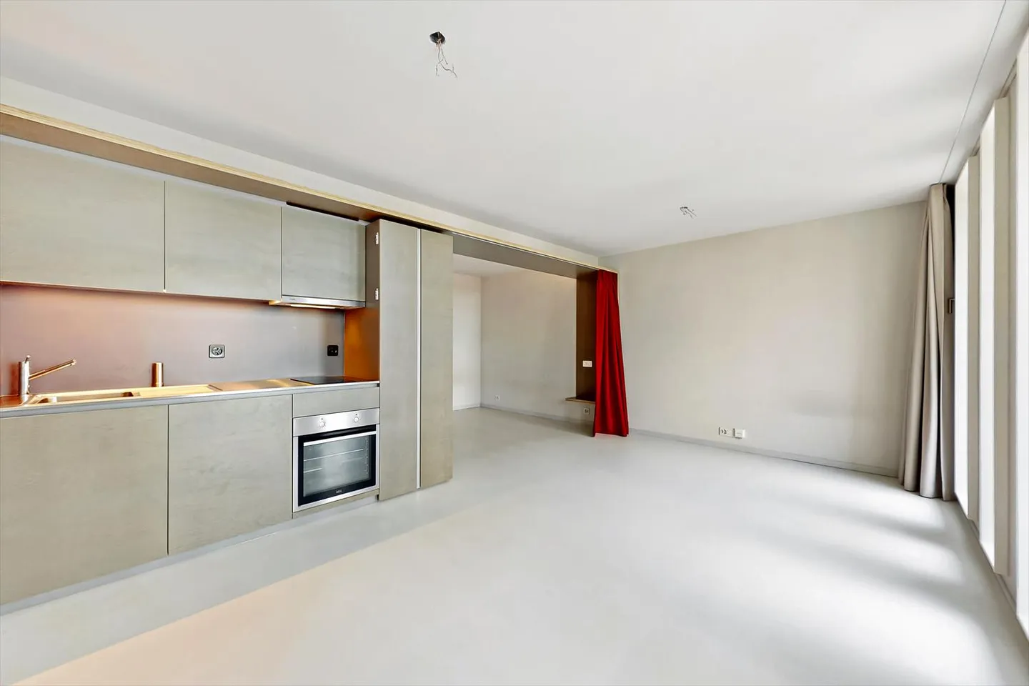 Practical and well-located studio - Photo 1 of 7