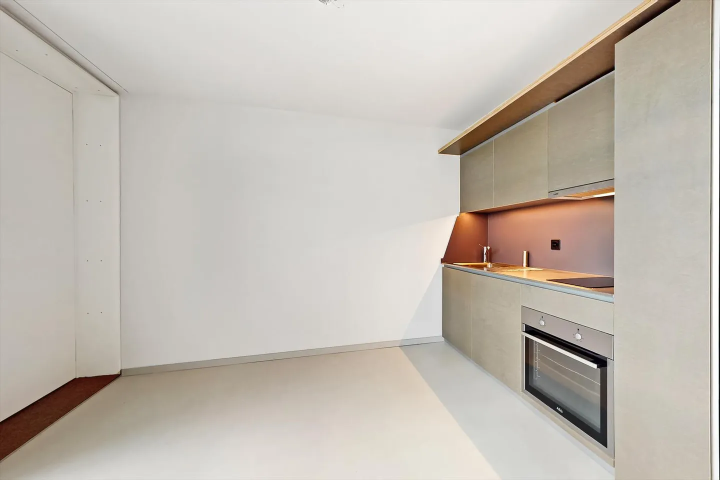 Practical and well-located studio - Photo 2 of 7