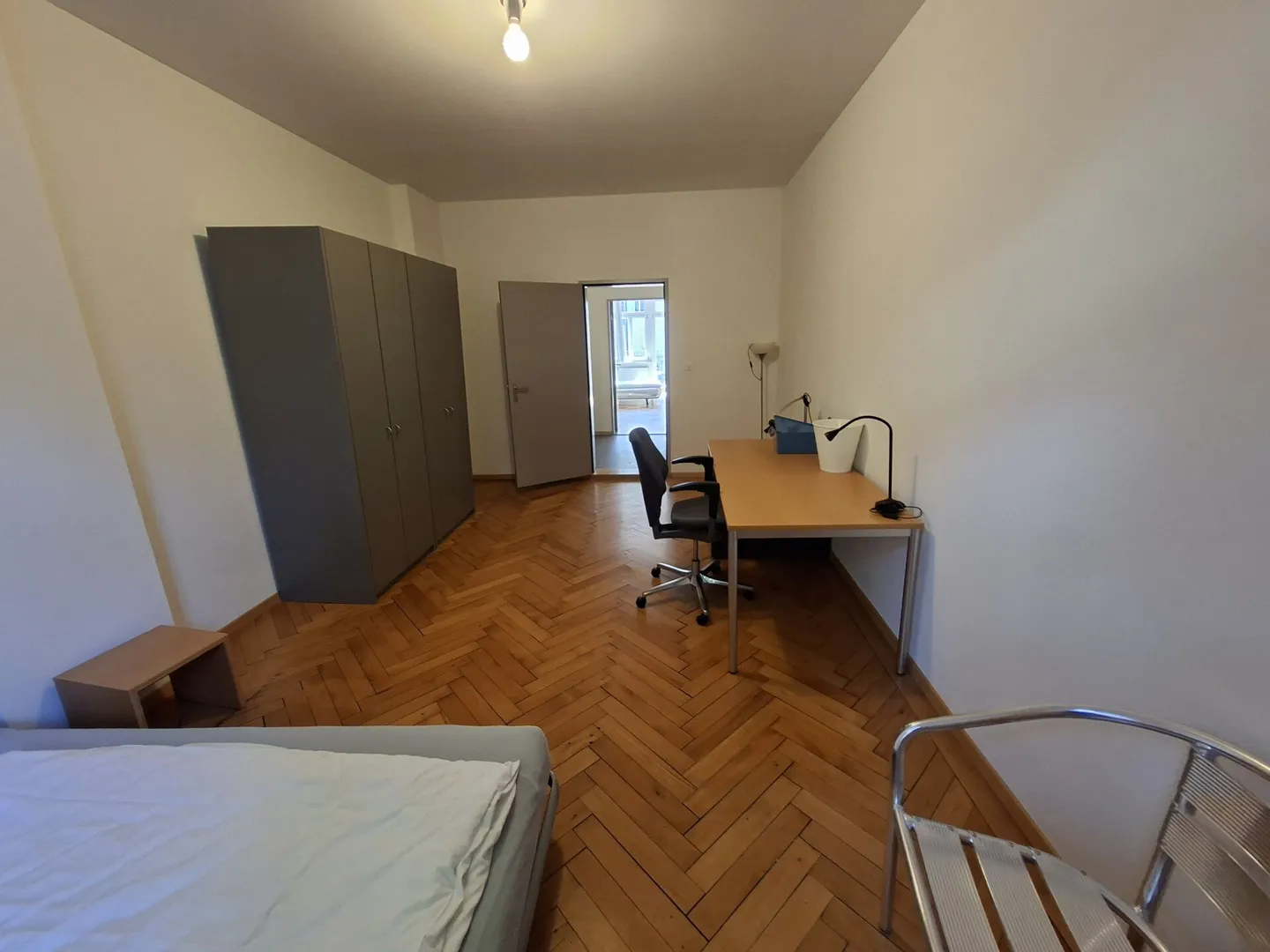 Furnished, bright shared room - central, modern and all-inclusive, 1st floor room No. 4 - Photo 2 of 6