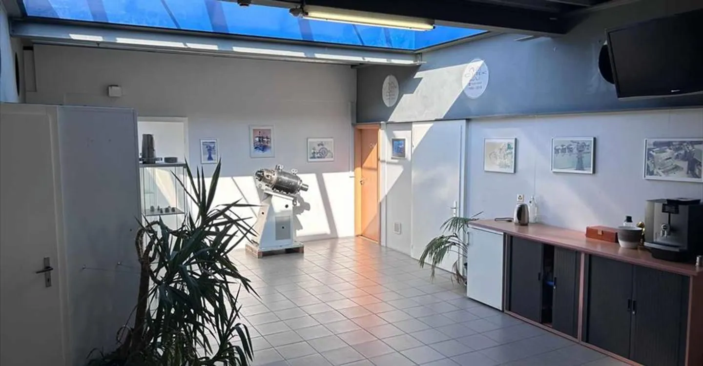 Mixed-use building for rent - Photo 1 of 12