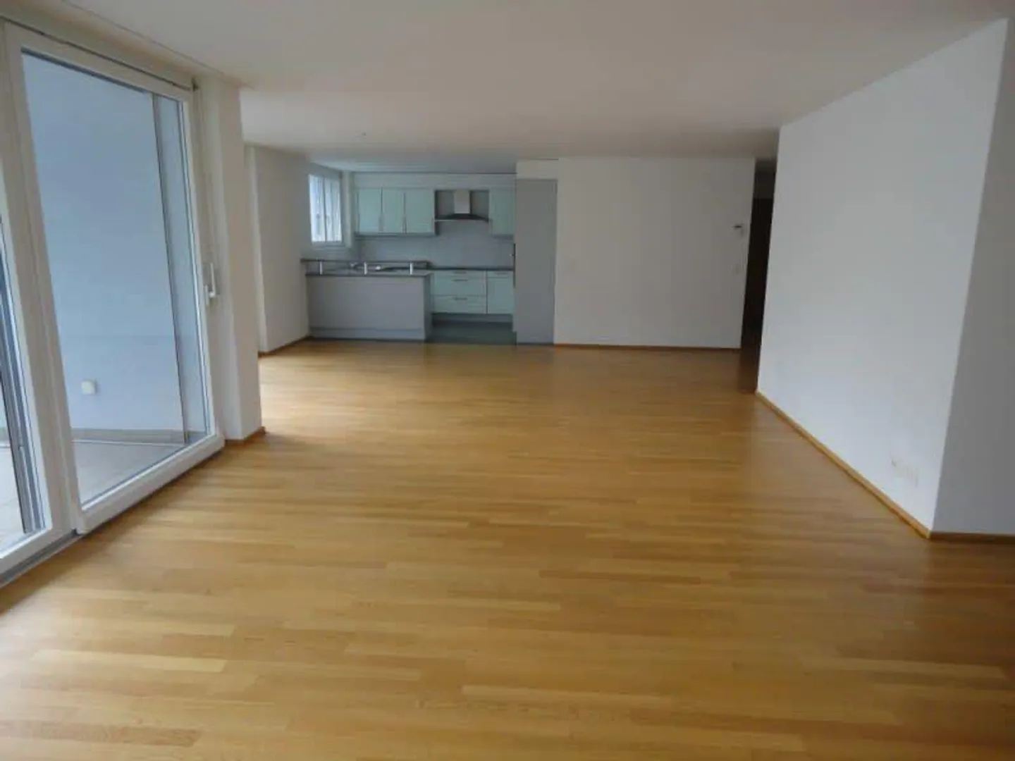 Appartamento di 4,5 stanze in un quartiere adatto alle famiglie e tranquillo - Foto 3 di 8