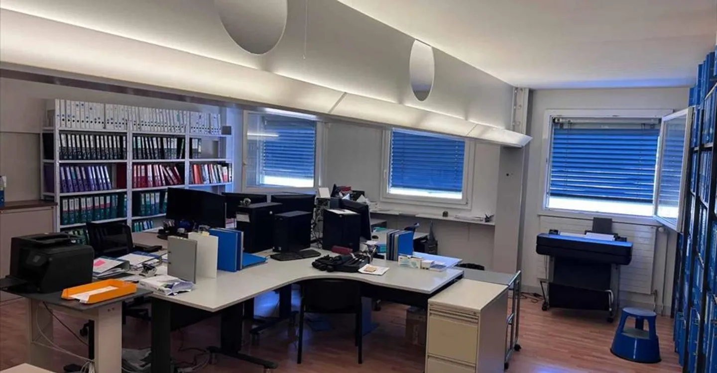 Mixed-use building for rent - Photo 2 of 12