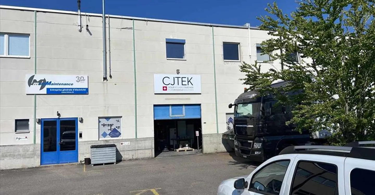 Mixed-use building for rent - Photo 3 of 12