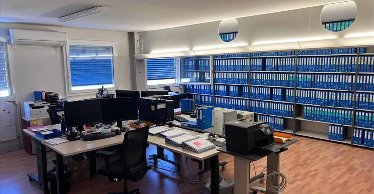 Mixed-use building for rent - Photo 4 of 12