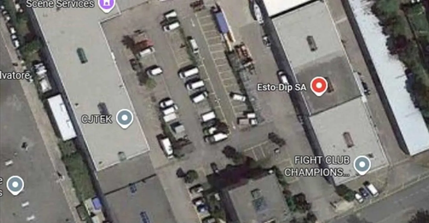 Mixed-use building for rent - Photo 6 of 12