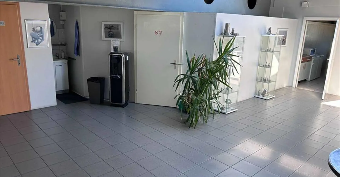 Mixed-use building for rent - Photo 9 of 12