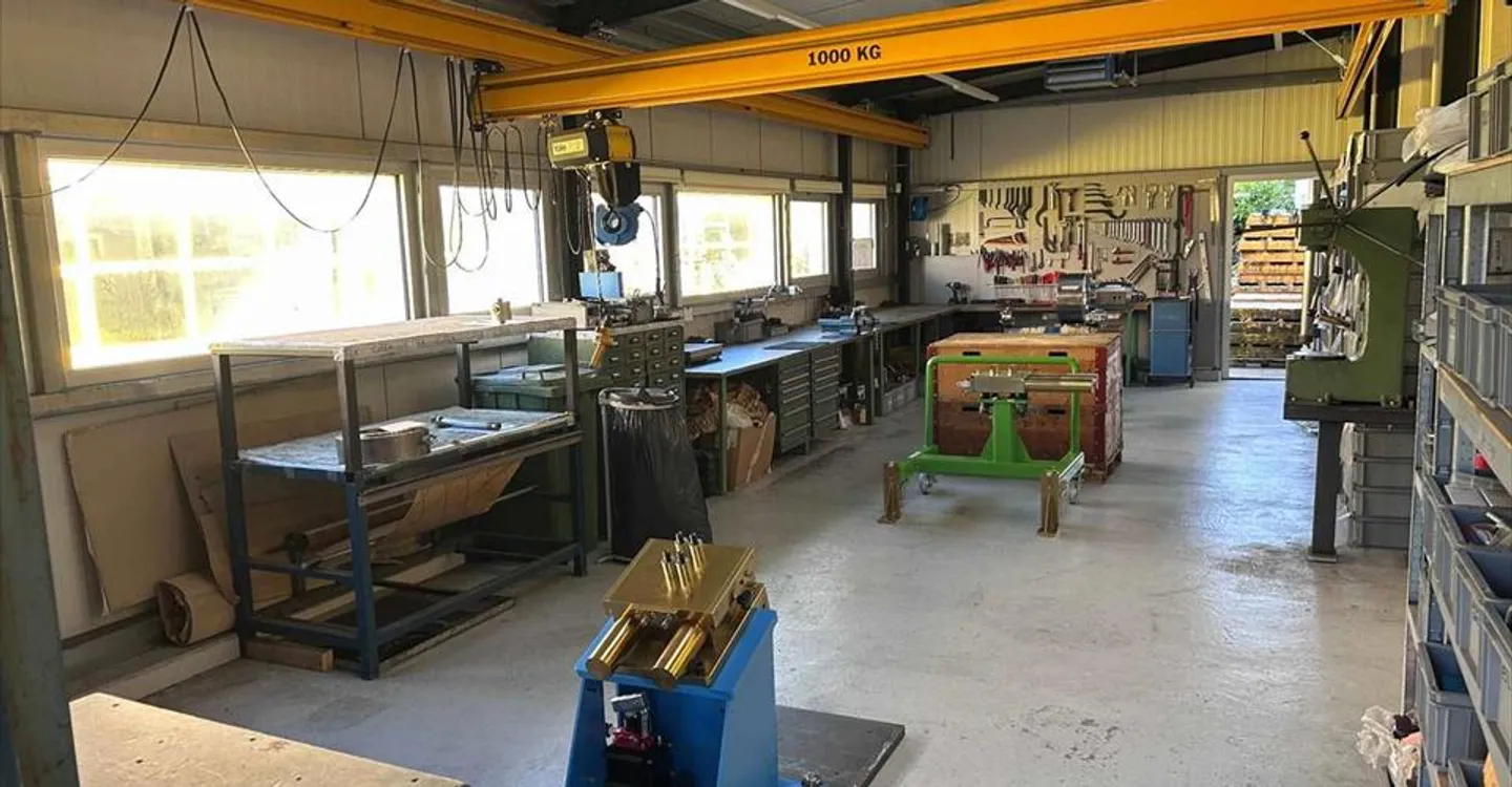 Mixed-use building for rent - Photo 10 of 12