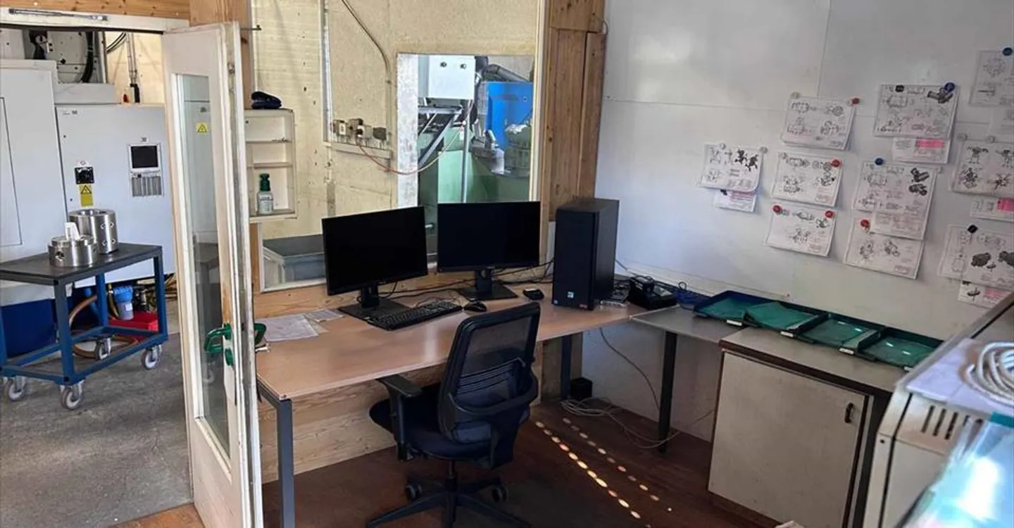 Mixed-use building for rent - Photo 7 of 12