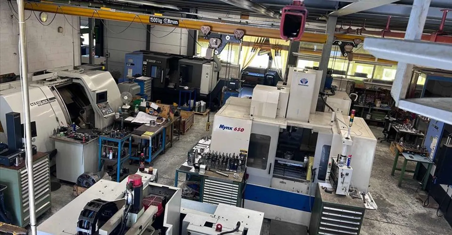 Mixed-use building for rent - Photo 8 of 12