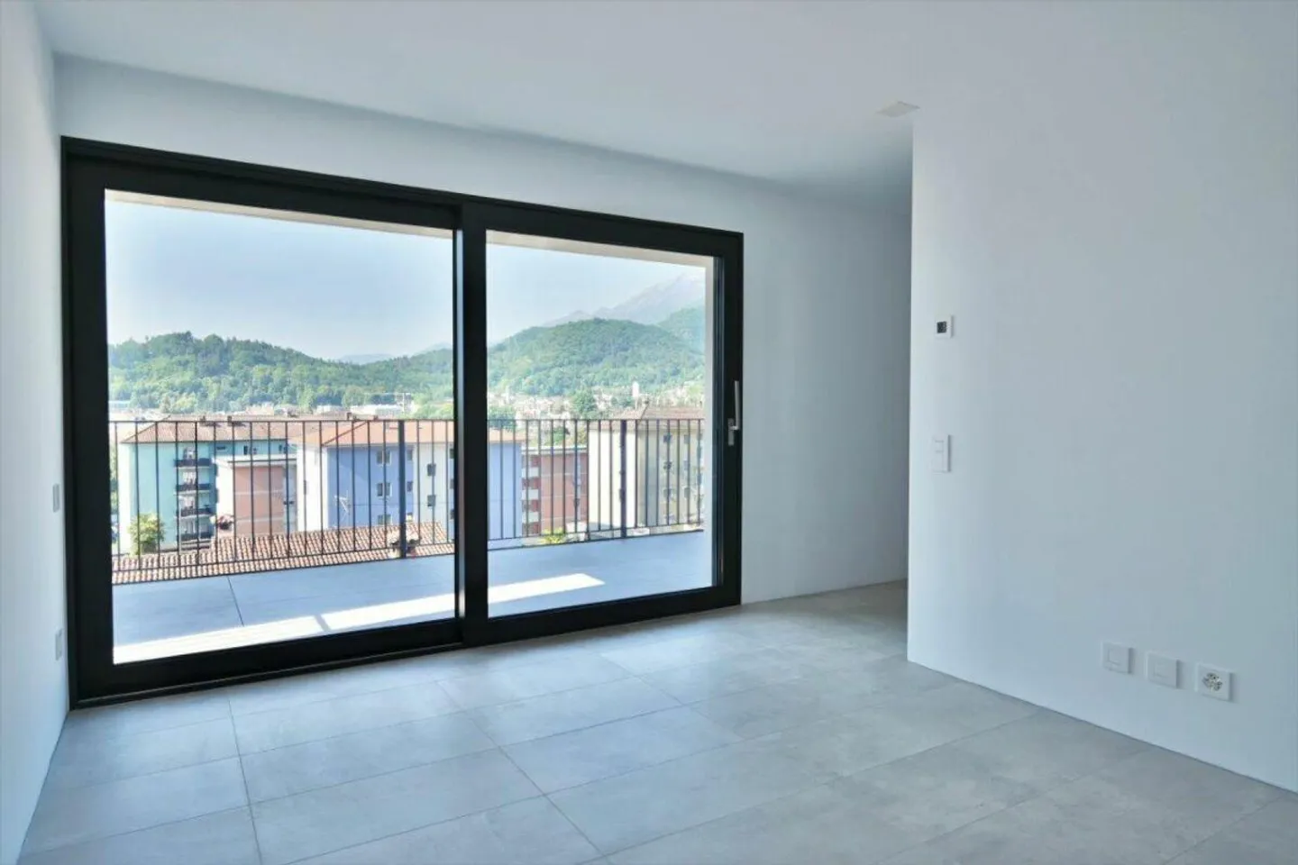 Penthouse with large terraces in new Residence - Photo 6 of 11