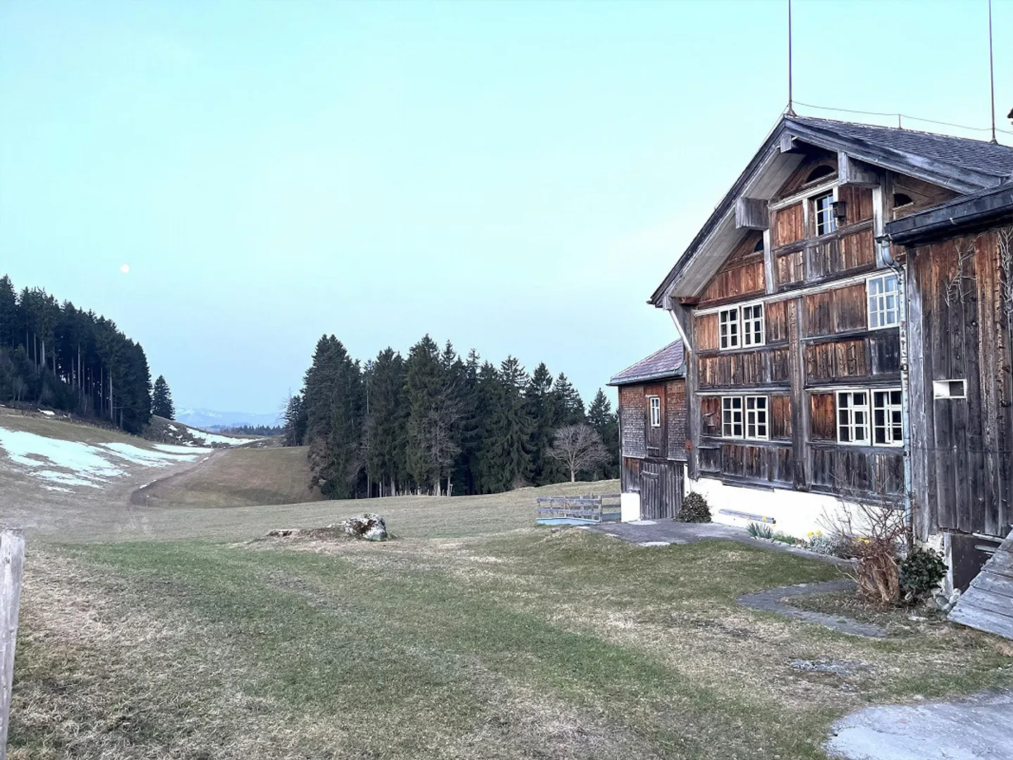 Vivre au-dessus de la mer de brouillard : Charmante ferme à louer au Gäbris - Photo 2 sur 5