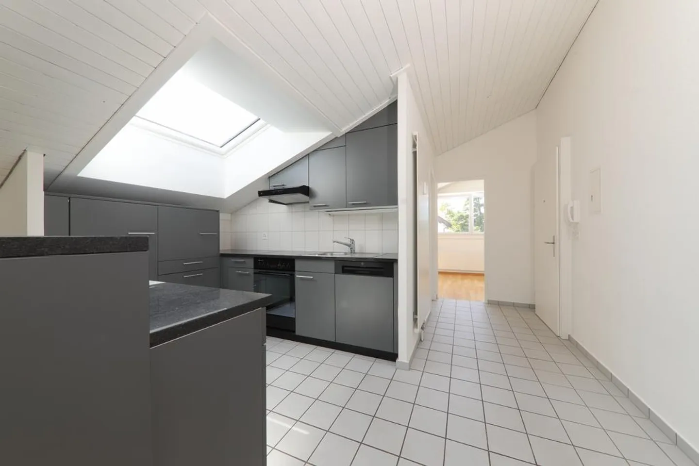 Modern 2.0-room attic apartment with charm - Photo 2 of 9