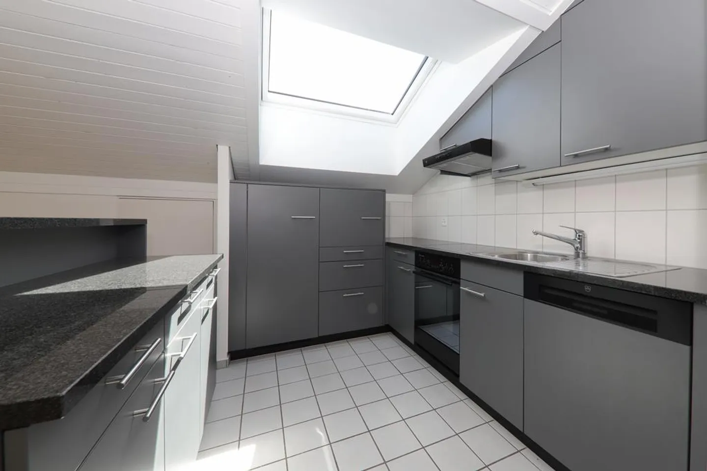 Modern 2.0-room attic apartment with charm - Photo 3 of 9