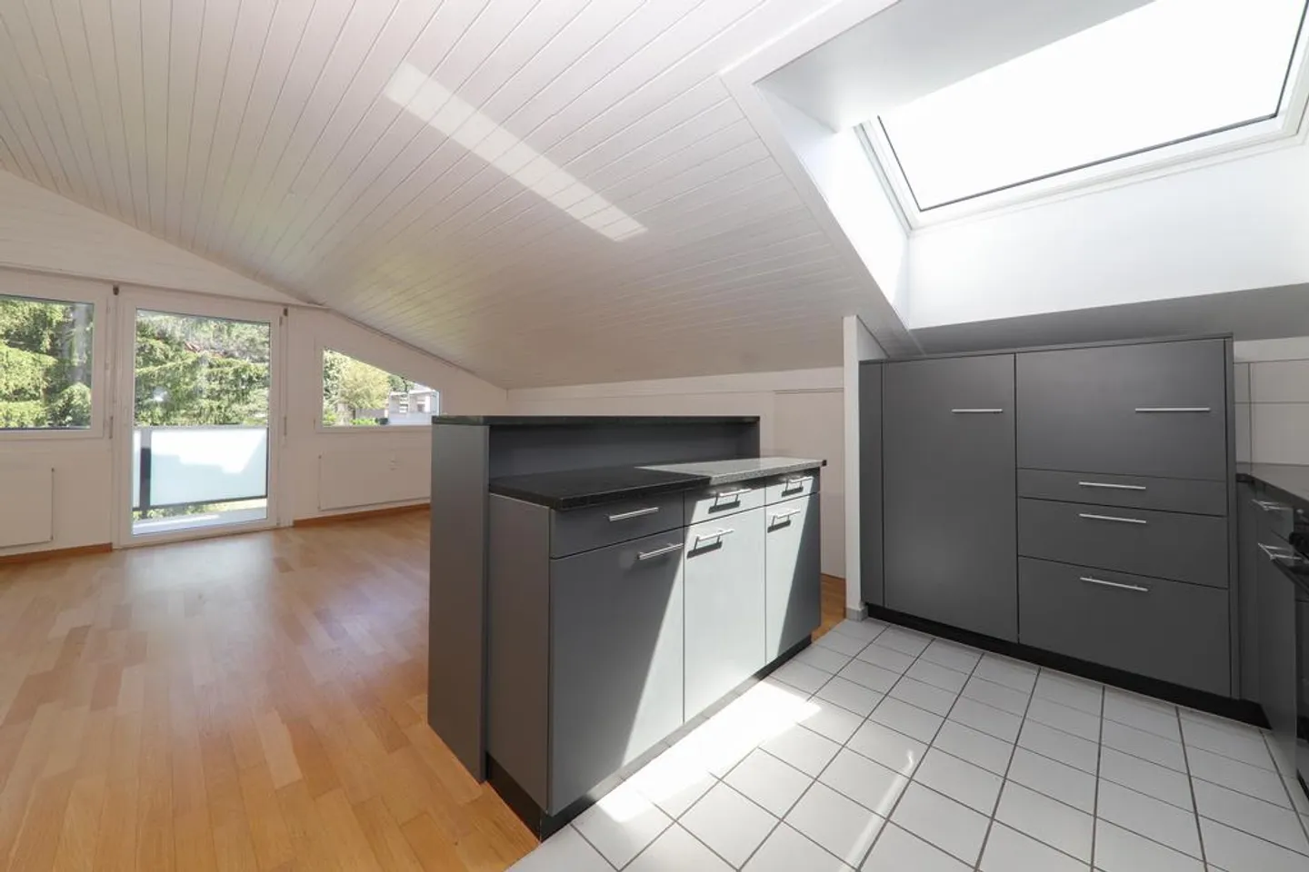 Modern 2.0-room attic apartment with charm - Photo 4 of 9