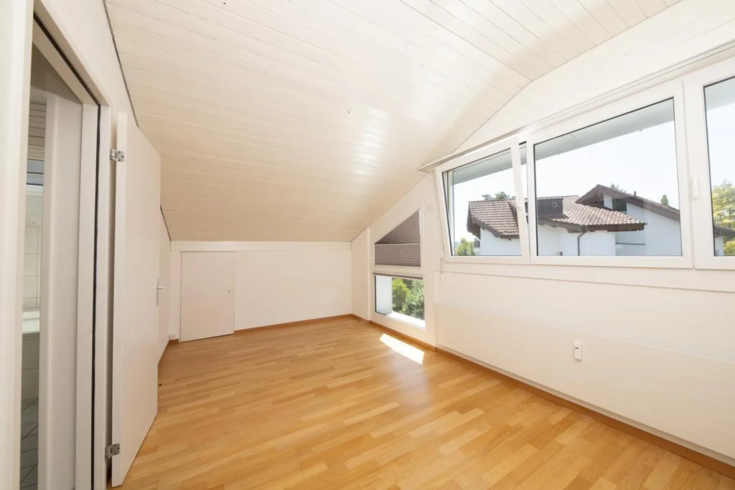Modern 2.0-room attic apartment with charm - Photo 6 of 9