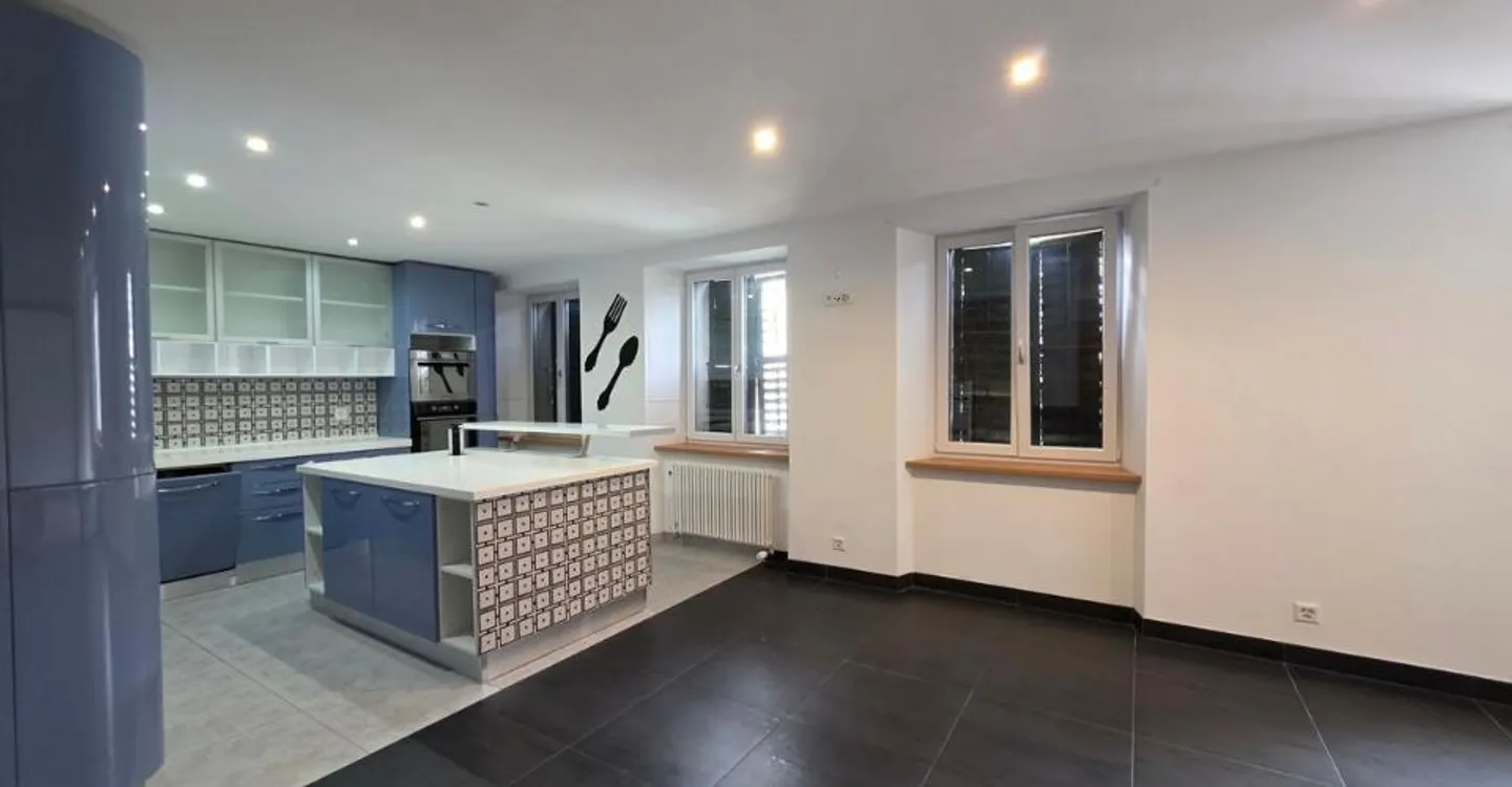 Maison jumelée composée de 5 appartements entièrement rénovés - Photo 9 of 12