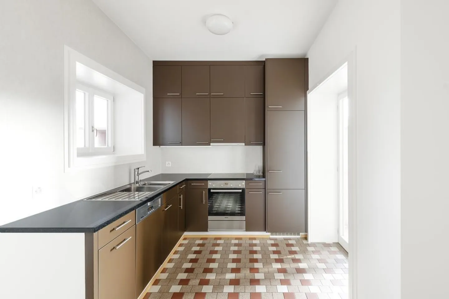 Modern, bright 4.5-room apartment with balcony - Photo 2 of 12