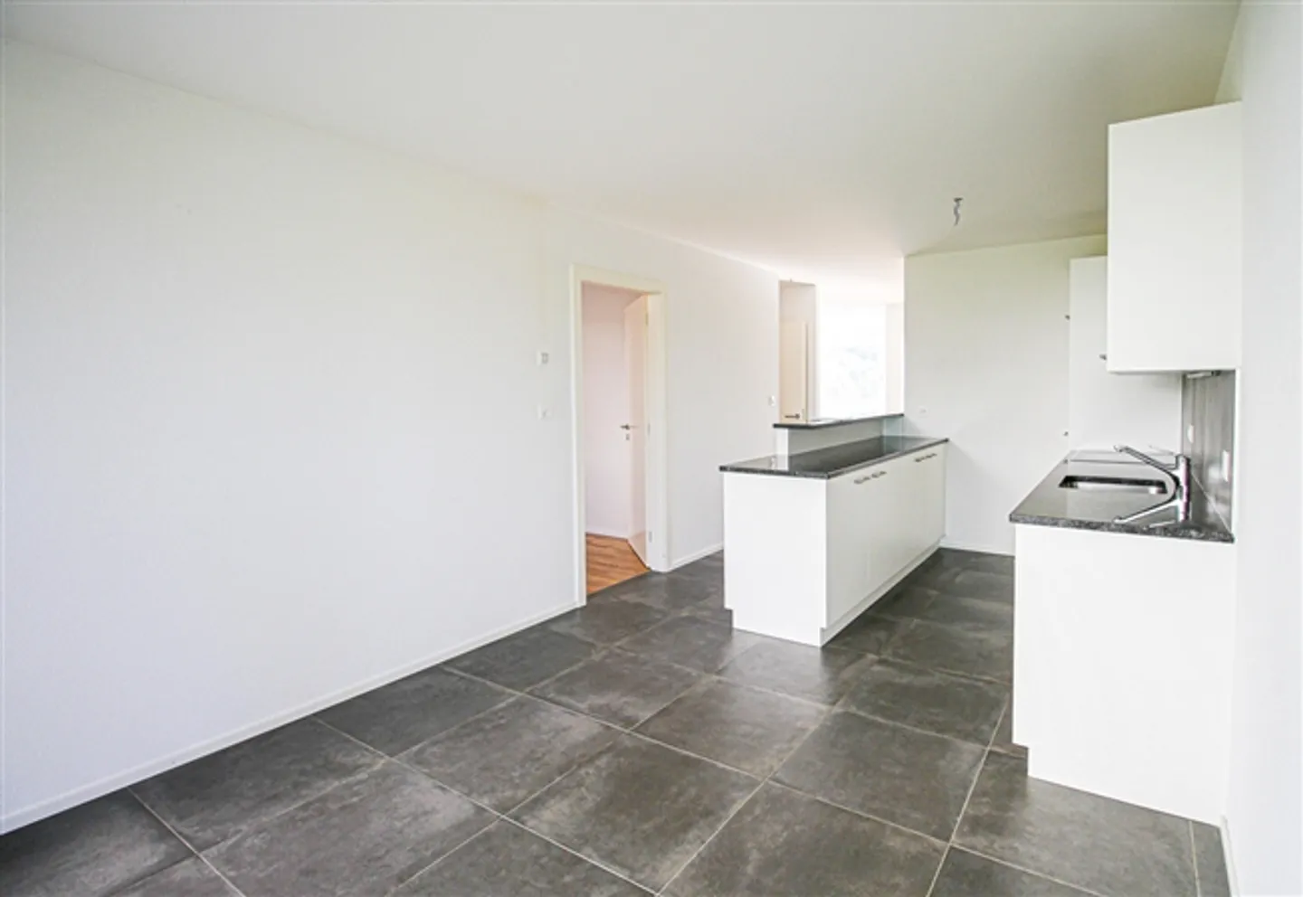 «Moderne 3.5 Zimmerwohnung mit Terrasse
Tiefgarage - Aufzug» - Foto 5 von 15