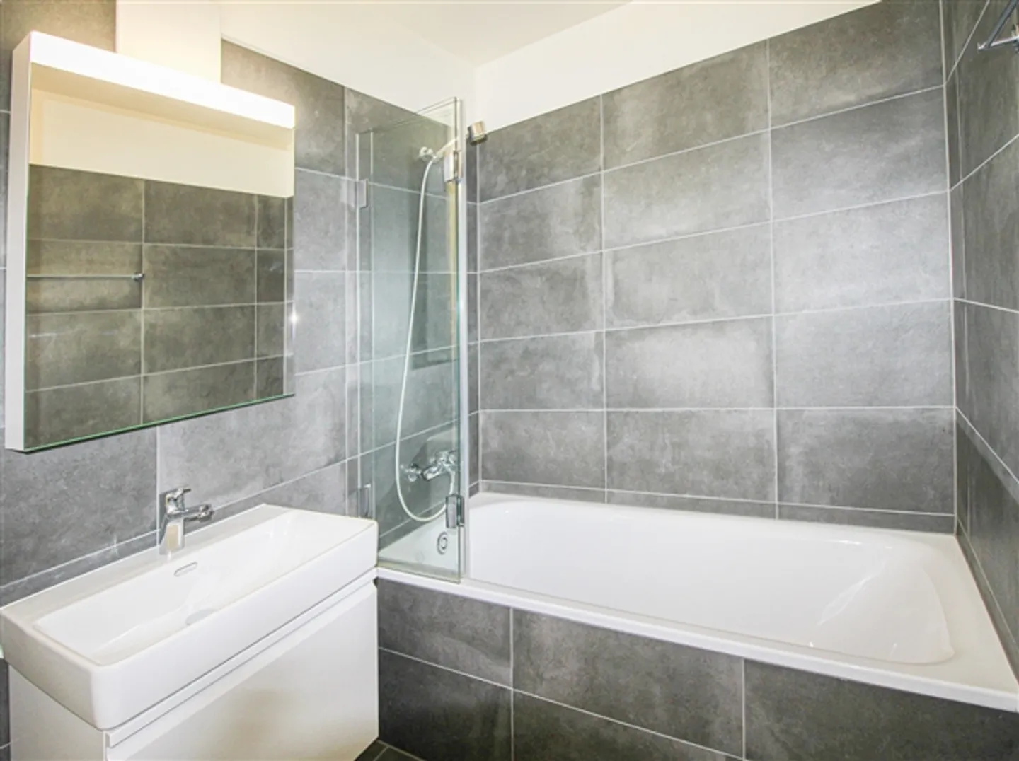 «Moderne 3.5 Zimmerwohnung mit Terrasse
Tiefgarage - Aufzug» - Foto 11 von 15