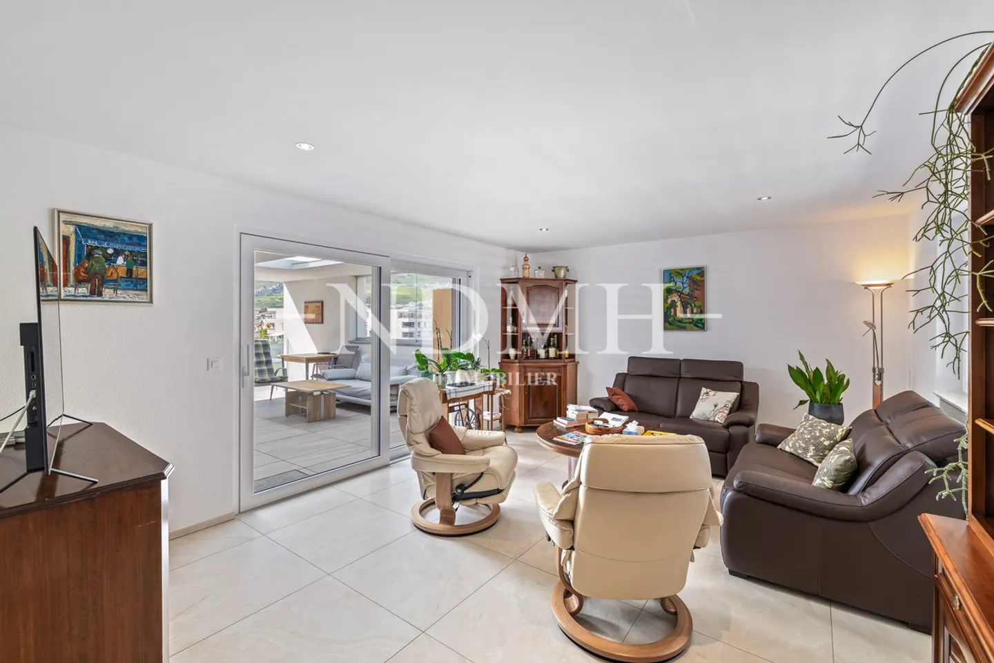 Spacious Apartment with Terraces - Photo 4 of 14