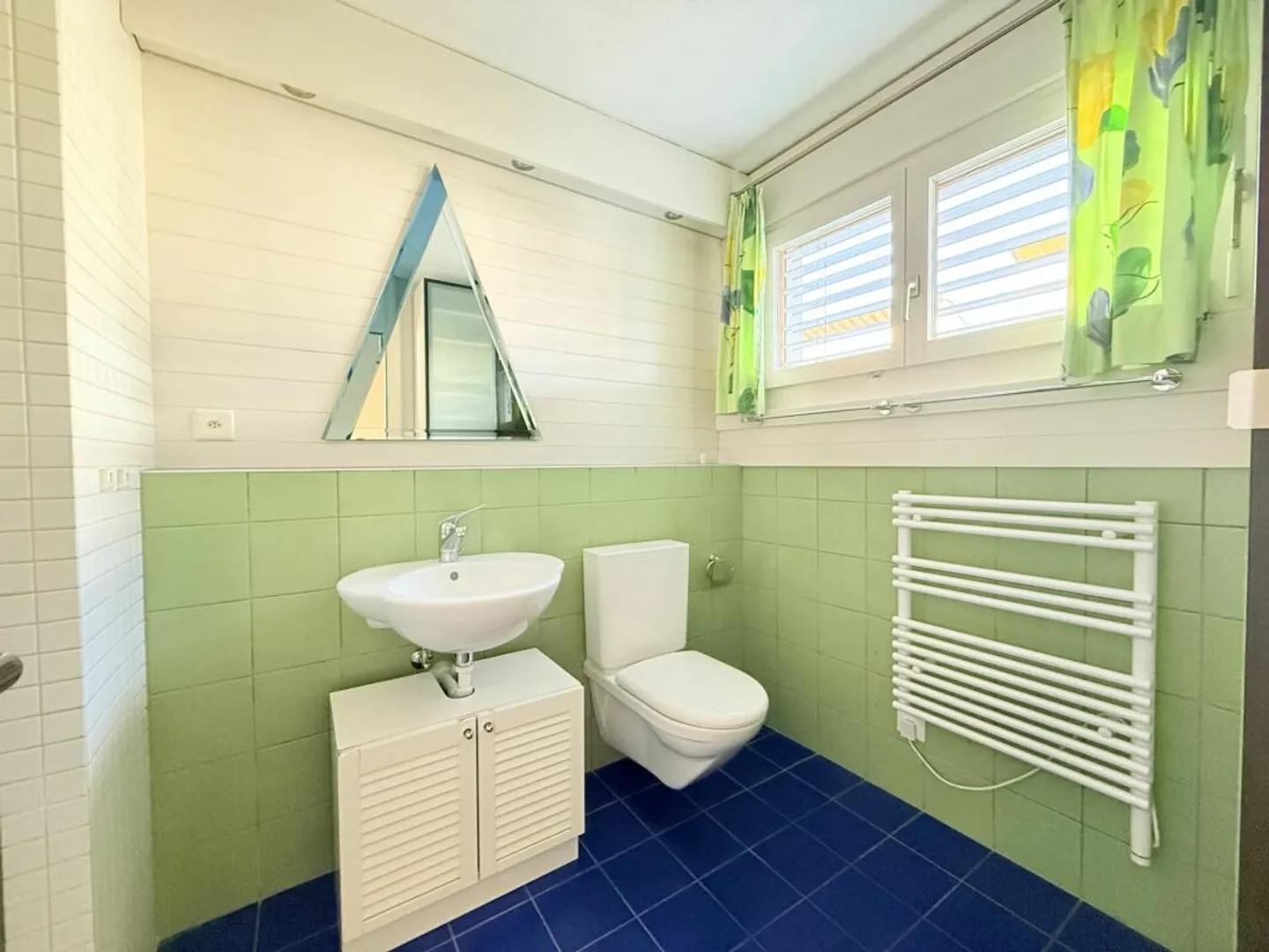 SPACIOUS AND BRIGHT - Photo 5 of 8