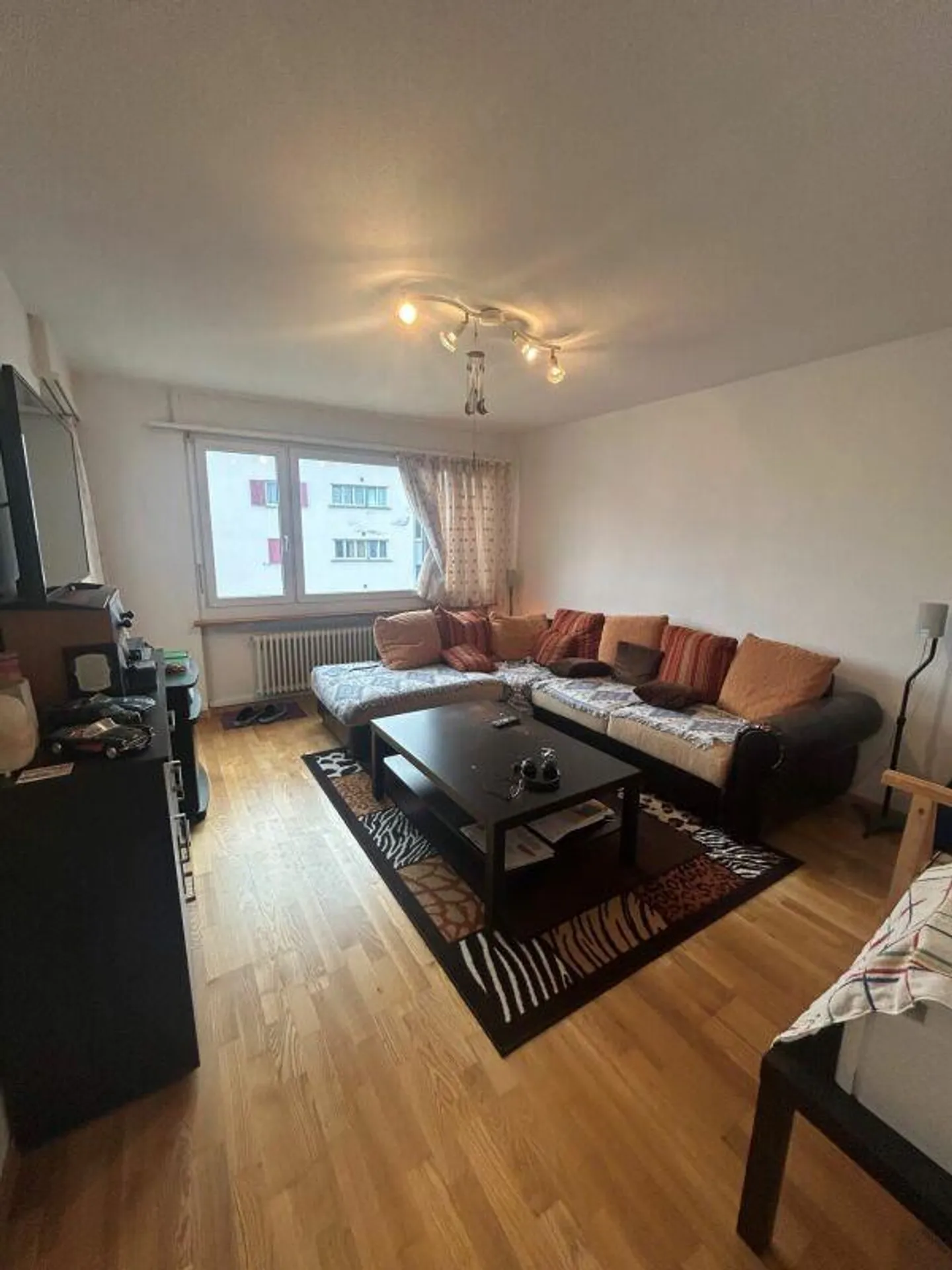 Appartement simple dans un quartier calme - Photo 2 sur 8