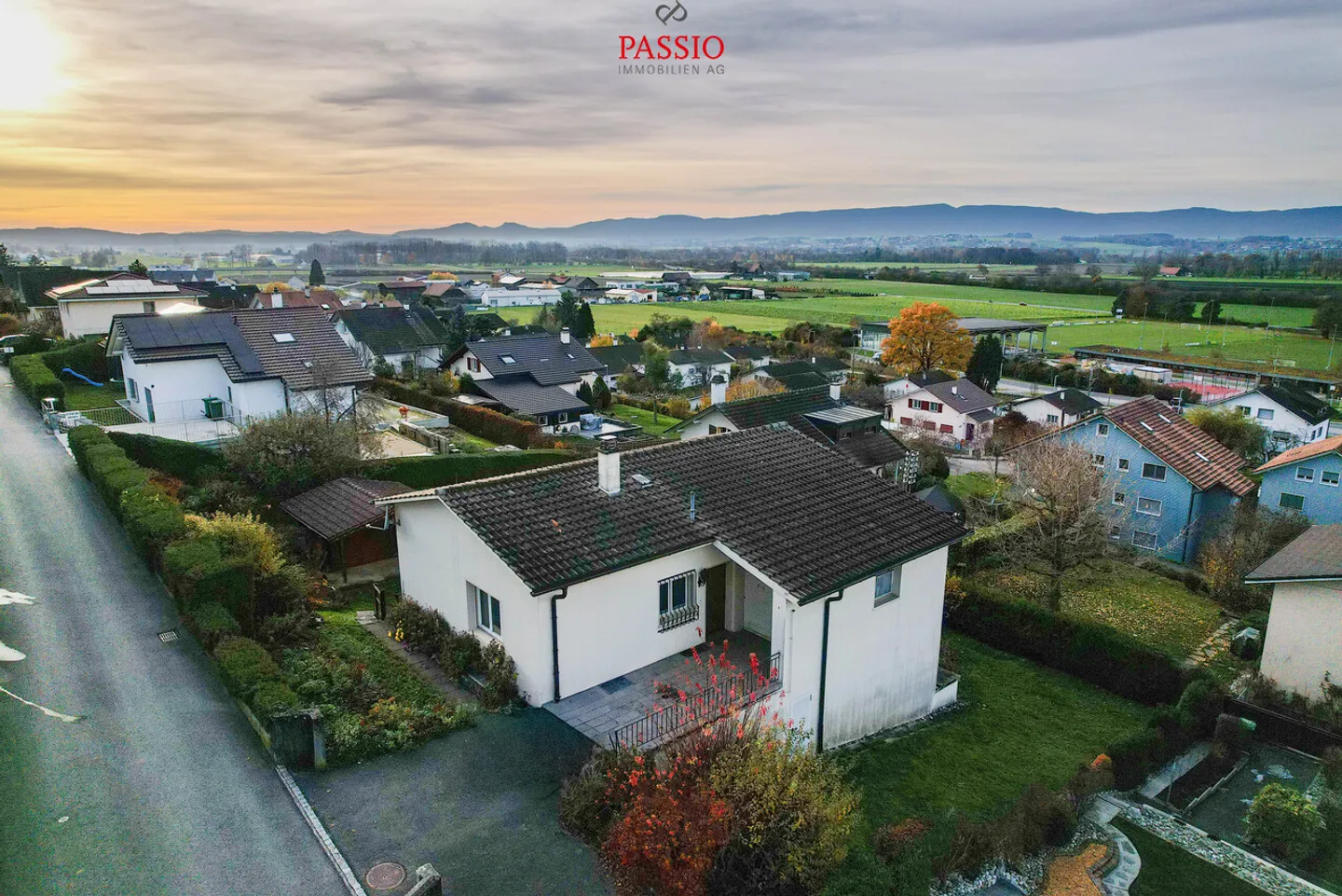 Haus mit 6,5 Zimmern und enormem Grundstück sowie atemberaubendem Blick - Foto 1 von 29