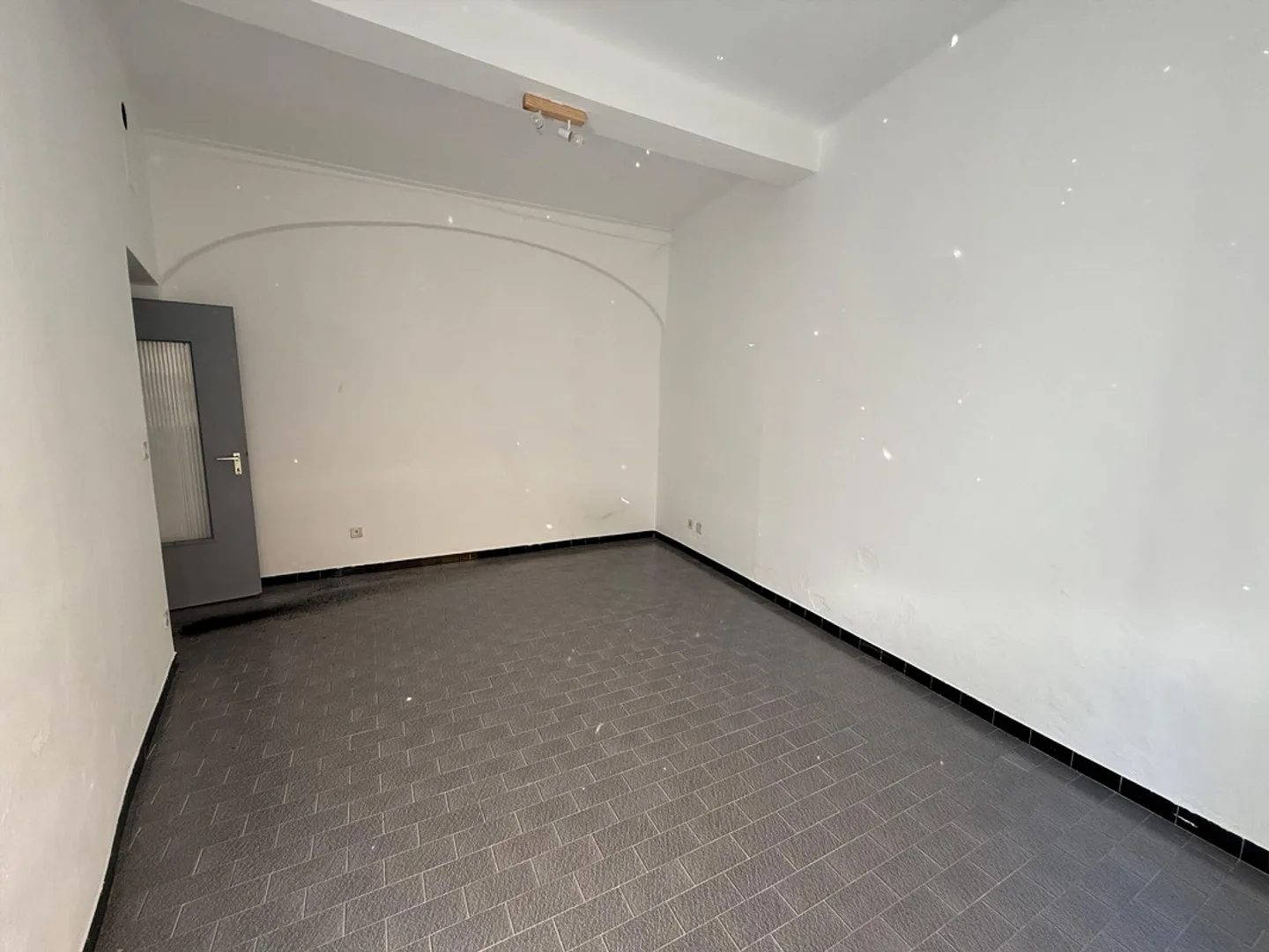 Haus zur Renovierung mit Projekt in Riva San Vitale Zentrum - Foto 2 von 7