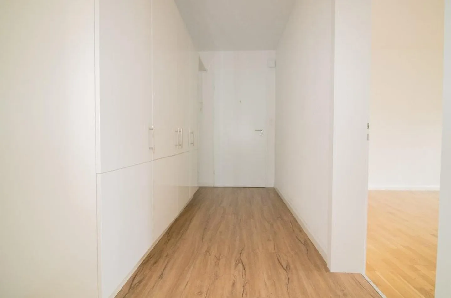 Appartamento spazioso con cucina moderna, balcone e terrazza - Foto 2 di 12