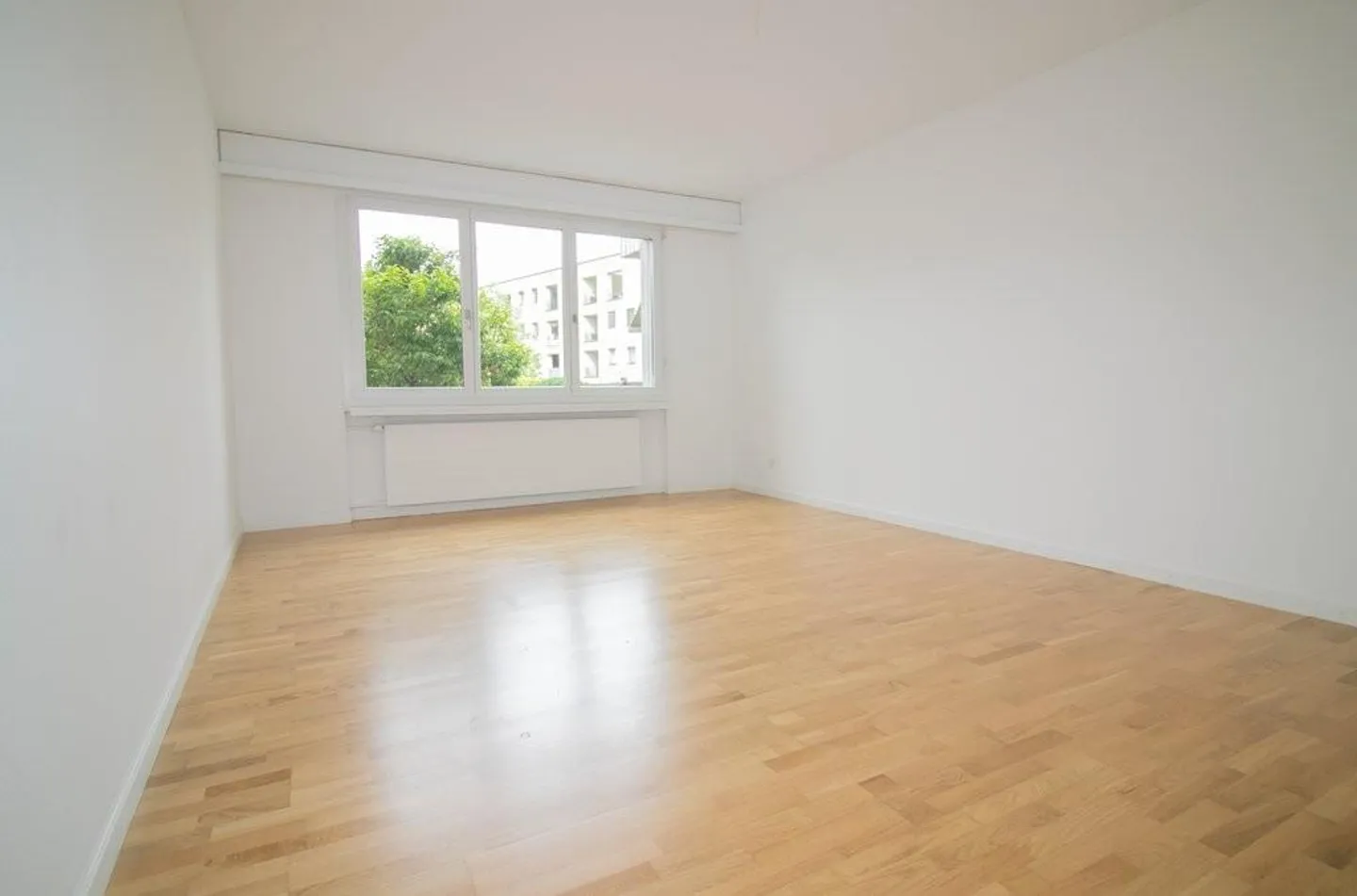 Appartamento spazioso con cucina moderna, balcone e terrazza - Foto 5 di 12