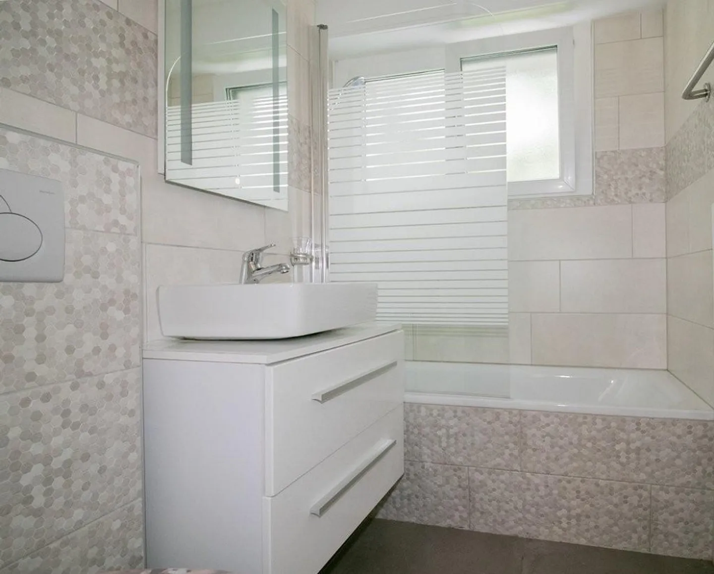 Appartamento spazioso con cucina moderna, balcone e terrazza - Foto 8 di 12