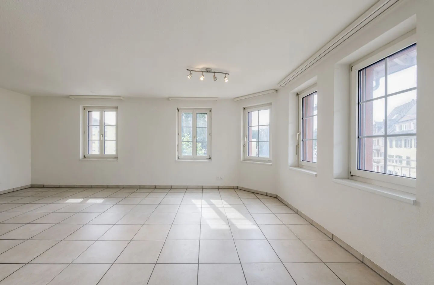 Appartement spacieux et abordable de 3,5 pièces au centre de Wildegg - Photo 4 sur 15