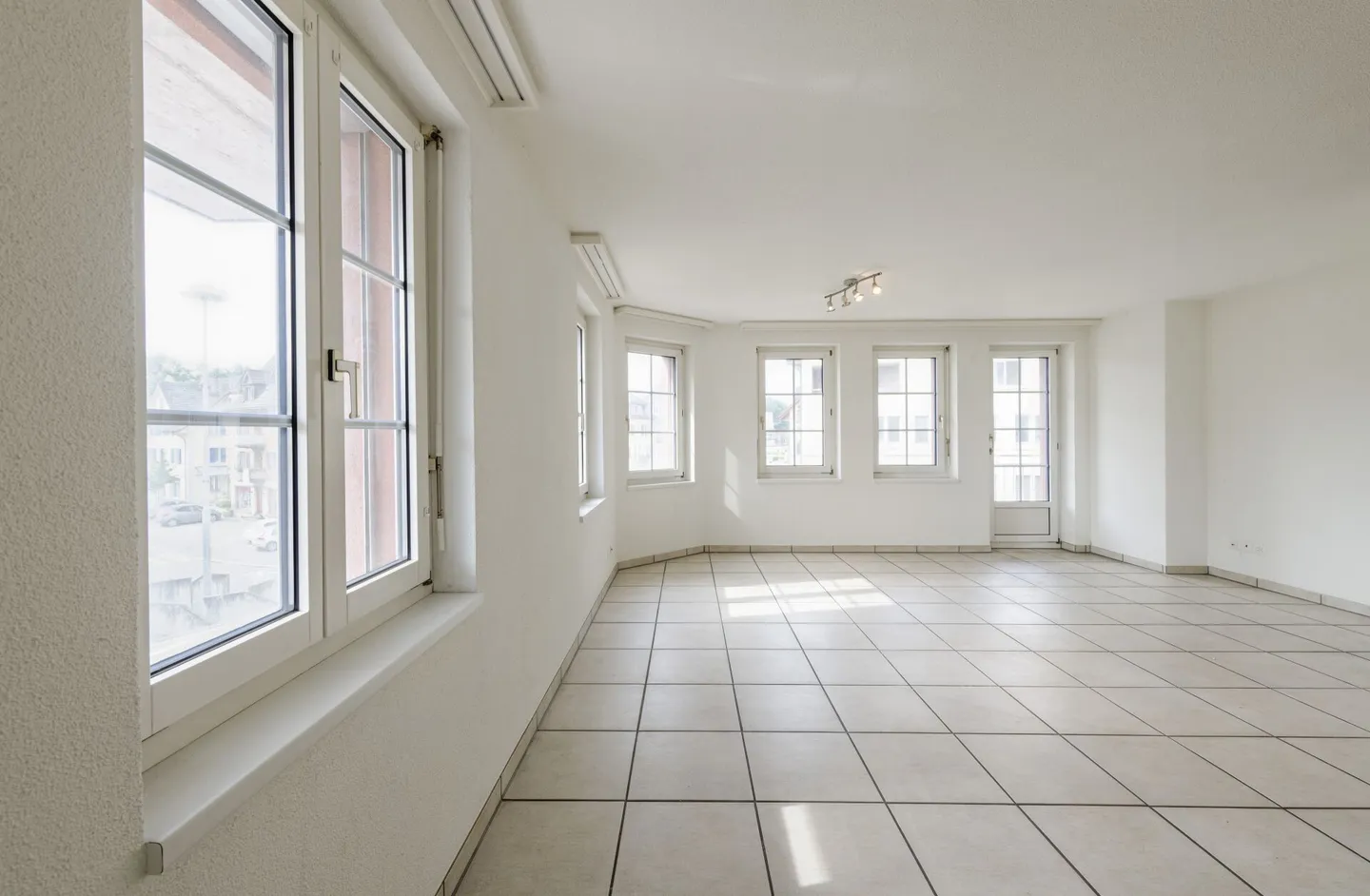 Appartement spacieux et abordable de 3,5 pièces au centre de Wildegg - Photo 3 sur 15