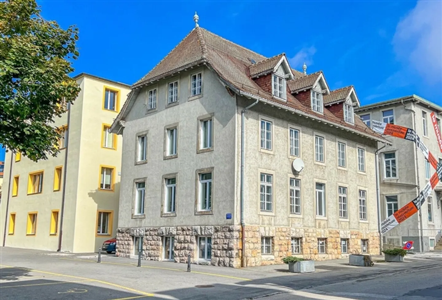 «Geräumige 3,5-Zimmer-Eigentumswohnung zum Renovieren
Im Herzen von Ste-Croix» - Foto 1 von 14