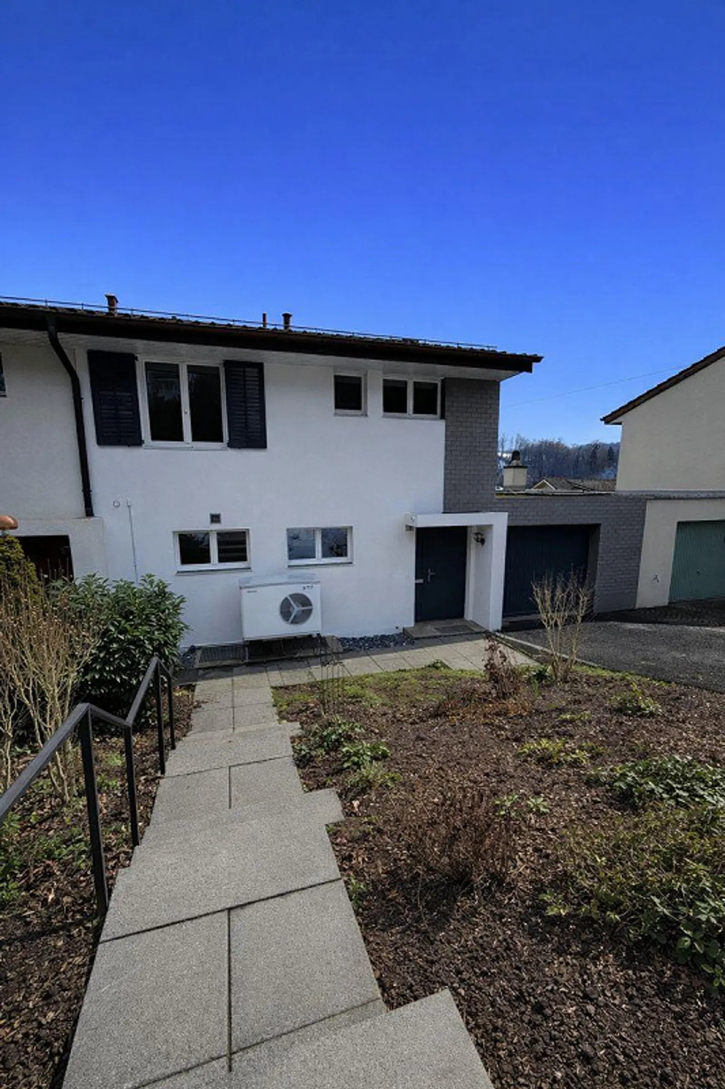 Une maison familiale double de 5,5 pièces récemment rénovée - Photo 3 sur 19
