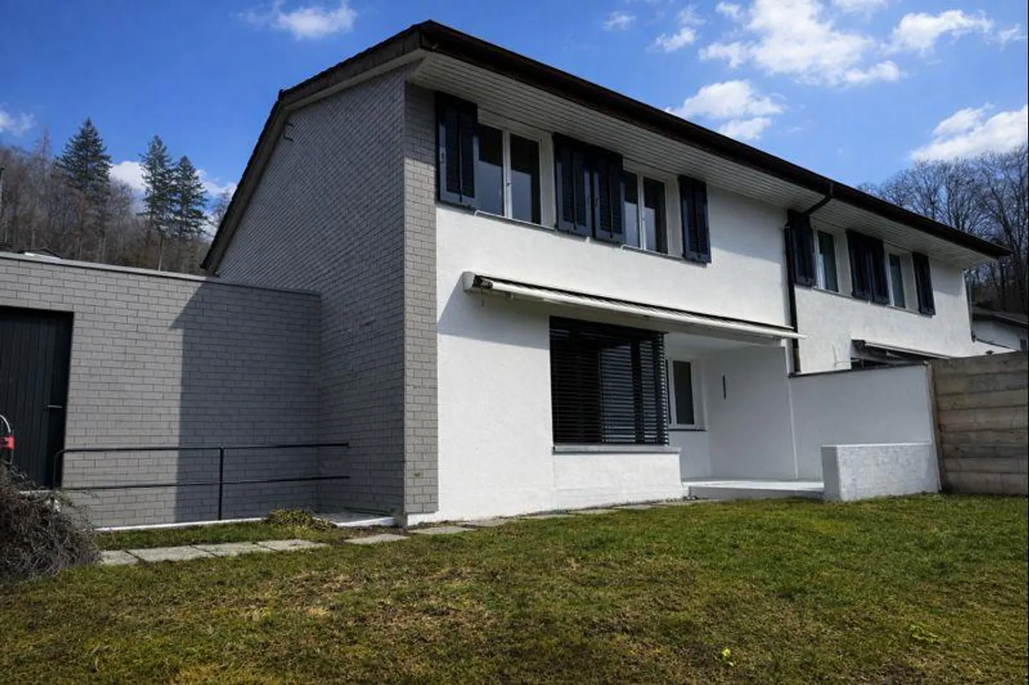 Une maison familiale double de 5,5 pièces récemment rénovée - Photo 1 sur 19