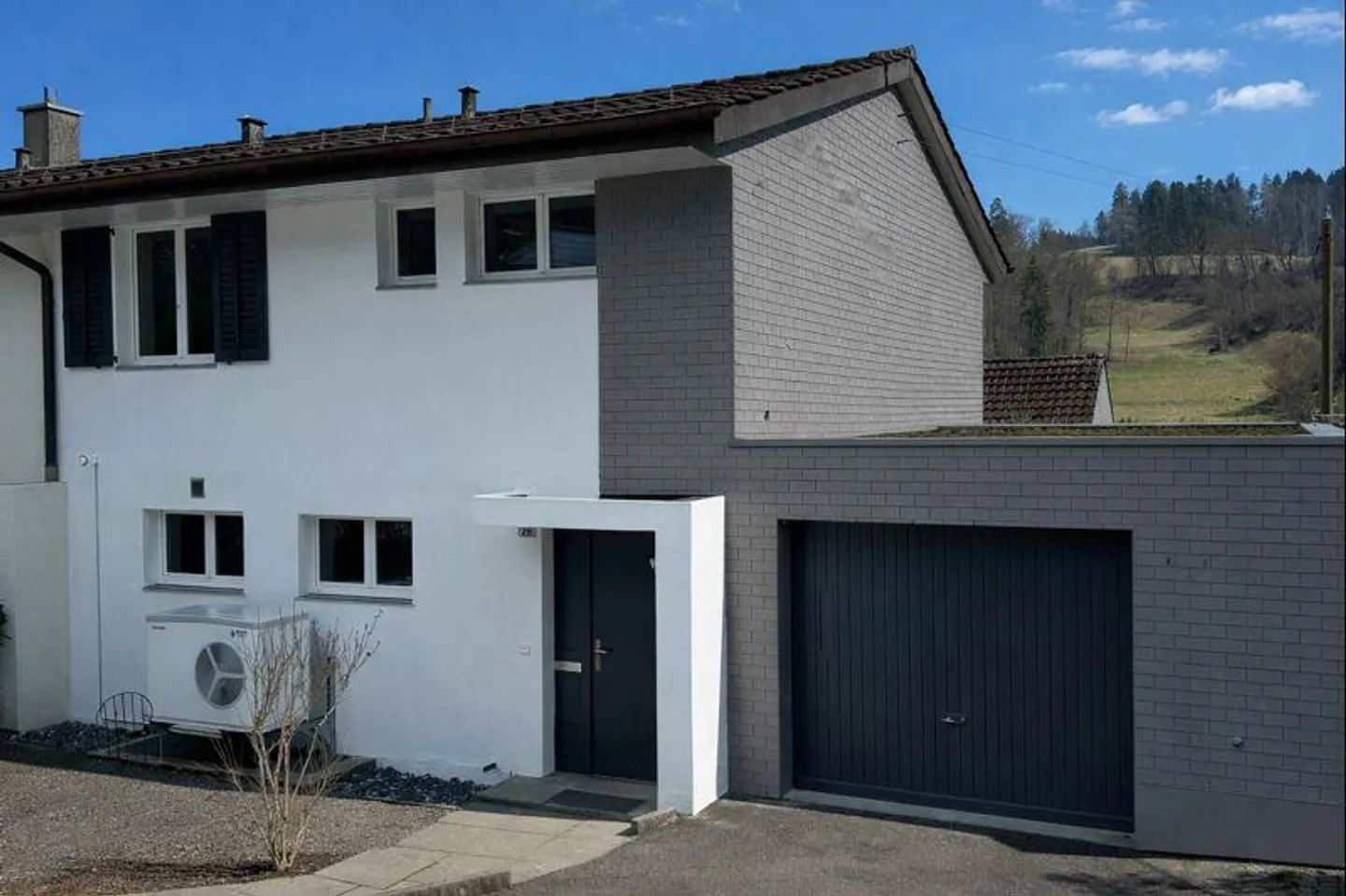 Une maison familiale double de 5,5 pièces récemment rénovée - Photo 2 sur 19