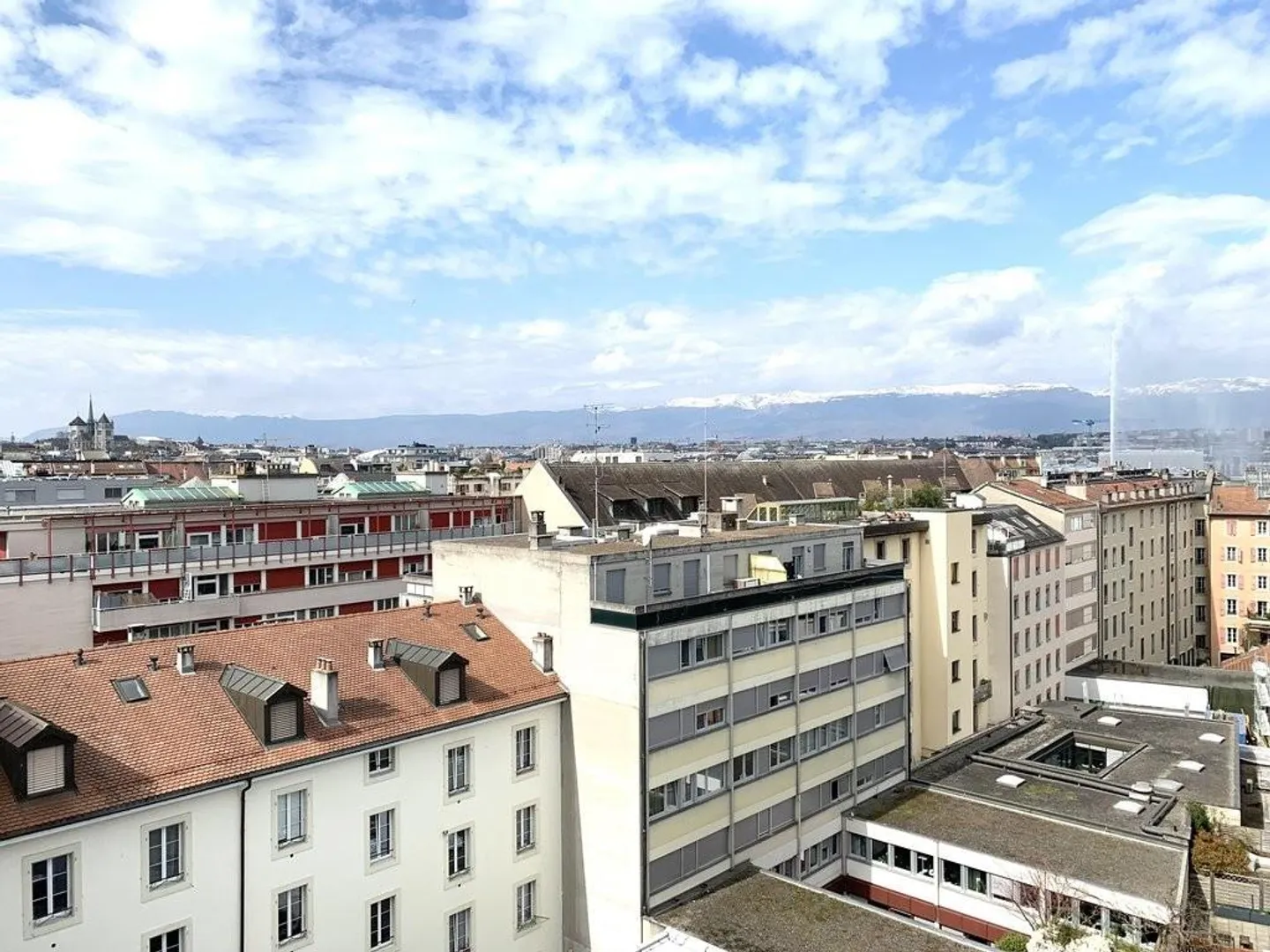 Bright penthouse with large terrace in Eaux Vives - Photo 2 of 3