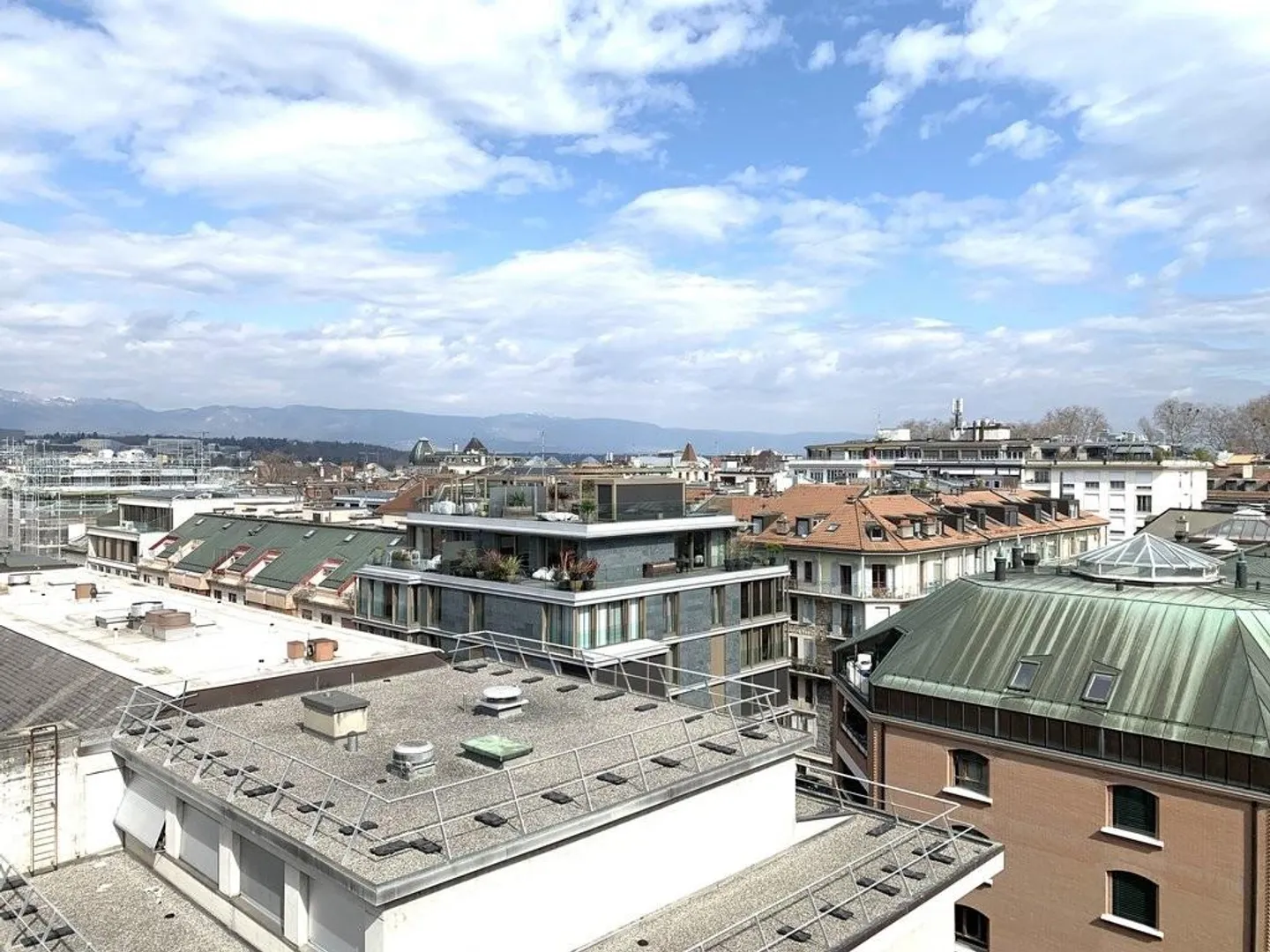 Bright penthouse with large terrace in Eaux Vives - Photo 3 of 3