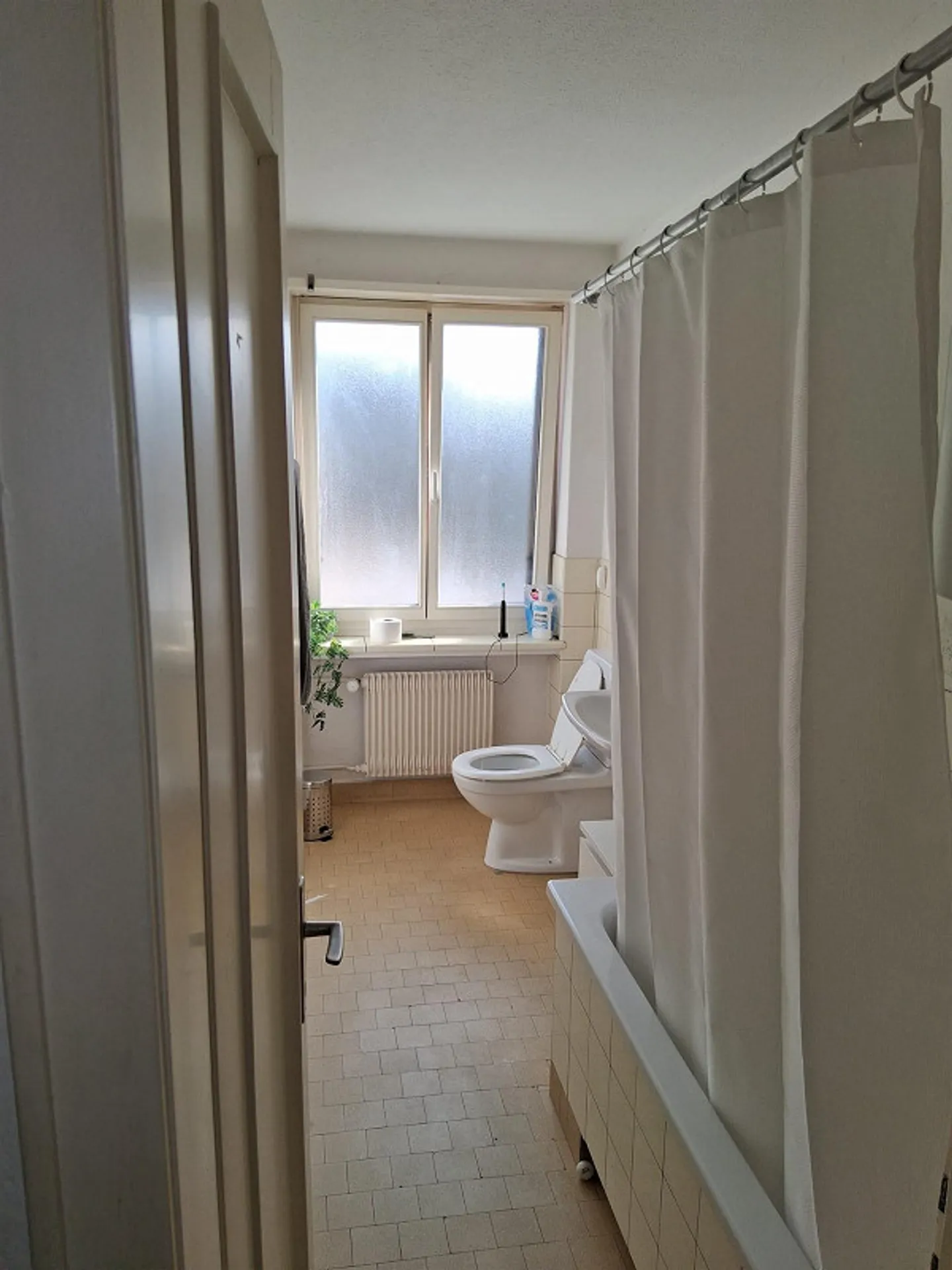 Roommate wanted in 4-room apartment - Photo 3 of 7