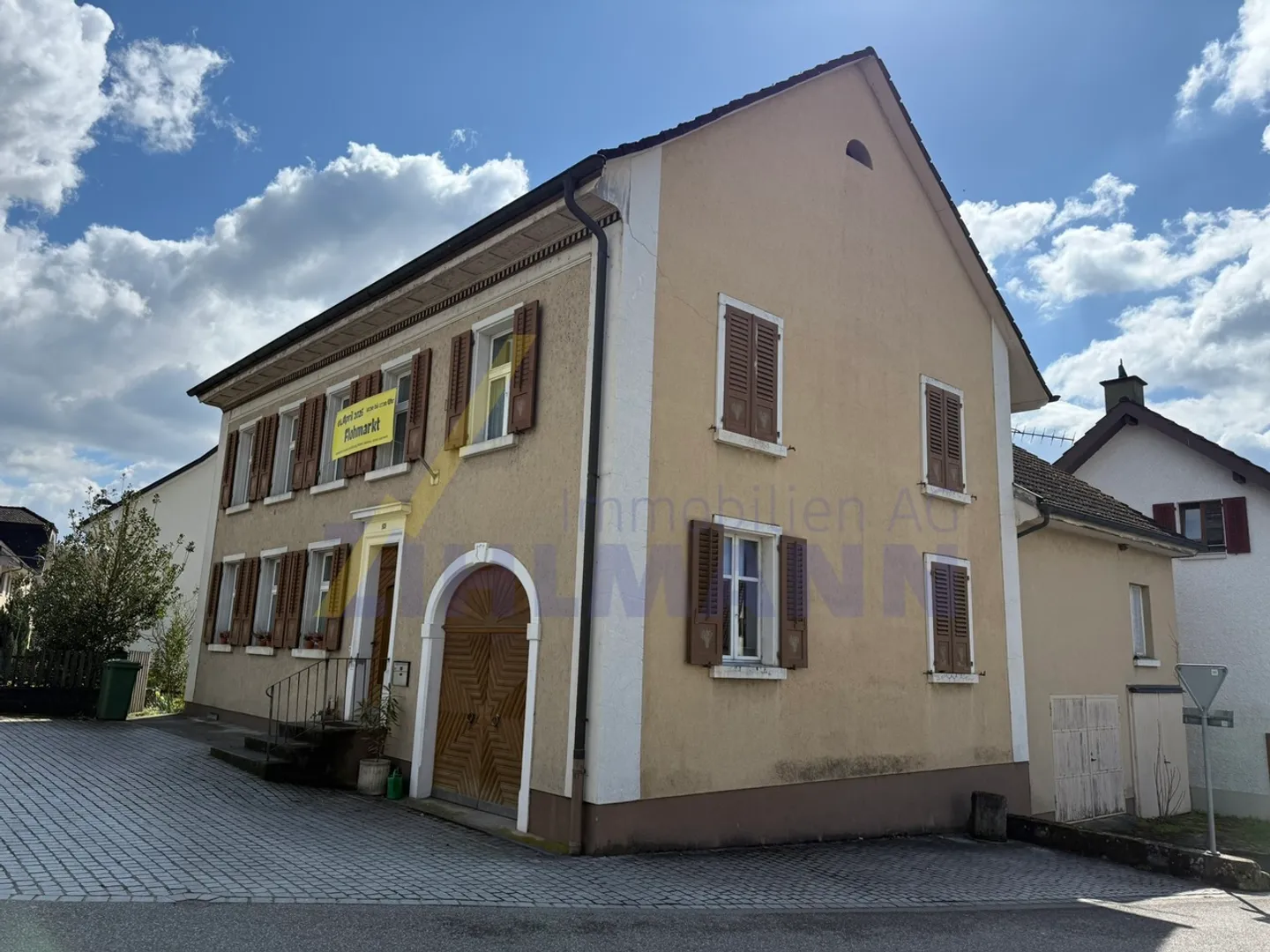 Spacious Single-Family House with Barn and Versatile Outbuildings - Photo 2 of 11
