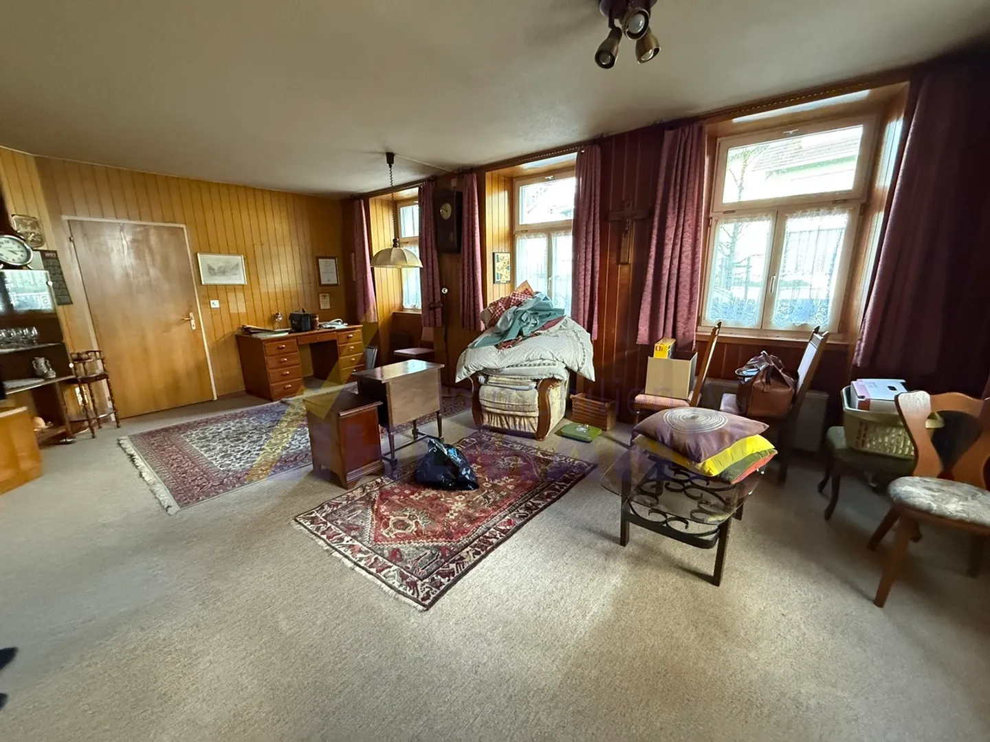 Spacious Single-Family House with Barn and Versatile Outbuildings - Photo 3 of 11