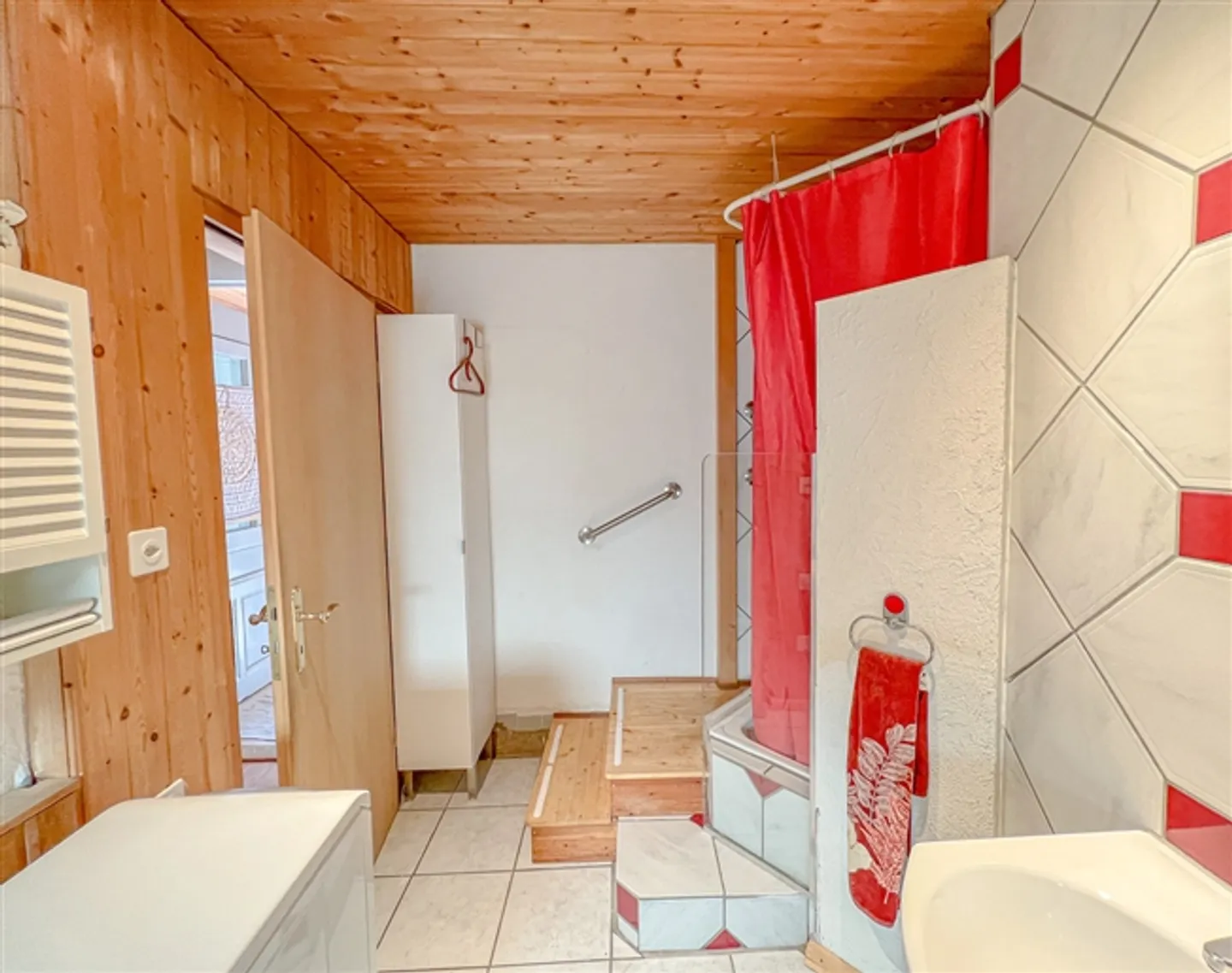 «Geräumige 3,5-Zimmer-Eigentumswohnung zum Renovieren
Im Herzen von Ste-Croix» - Foto 10 von 14